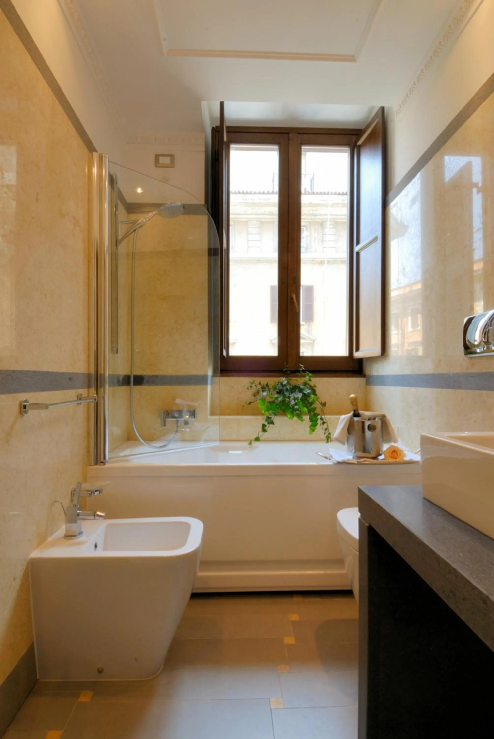 Shower in Atlante Star Hotel