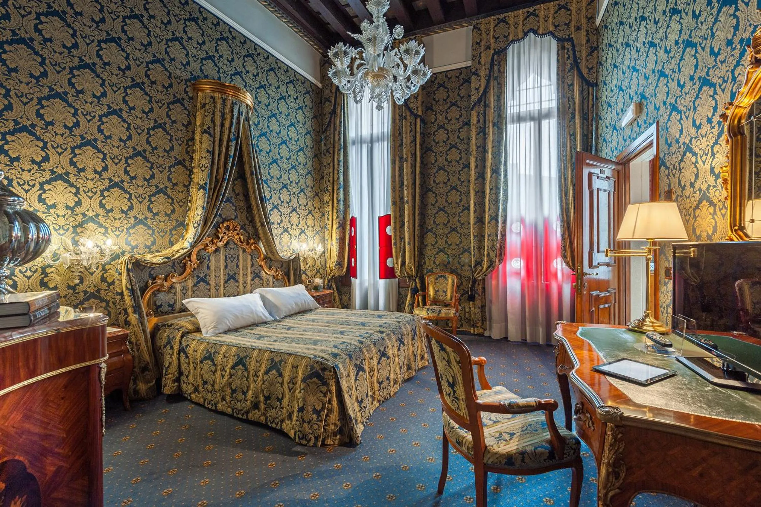 Photo of the whole room, Bed in Al Ponte Antico
