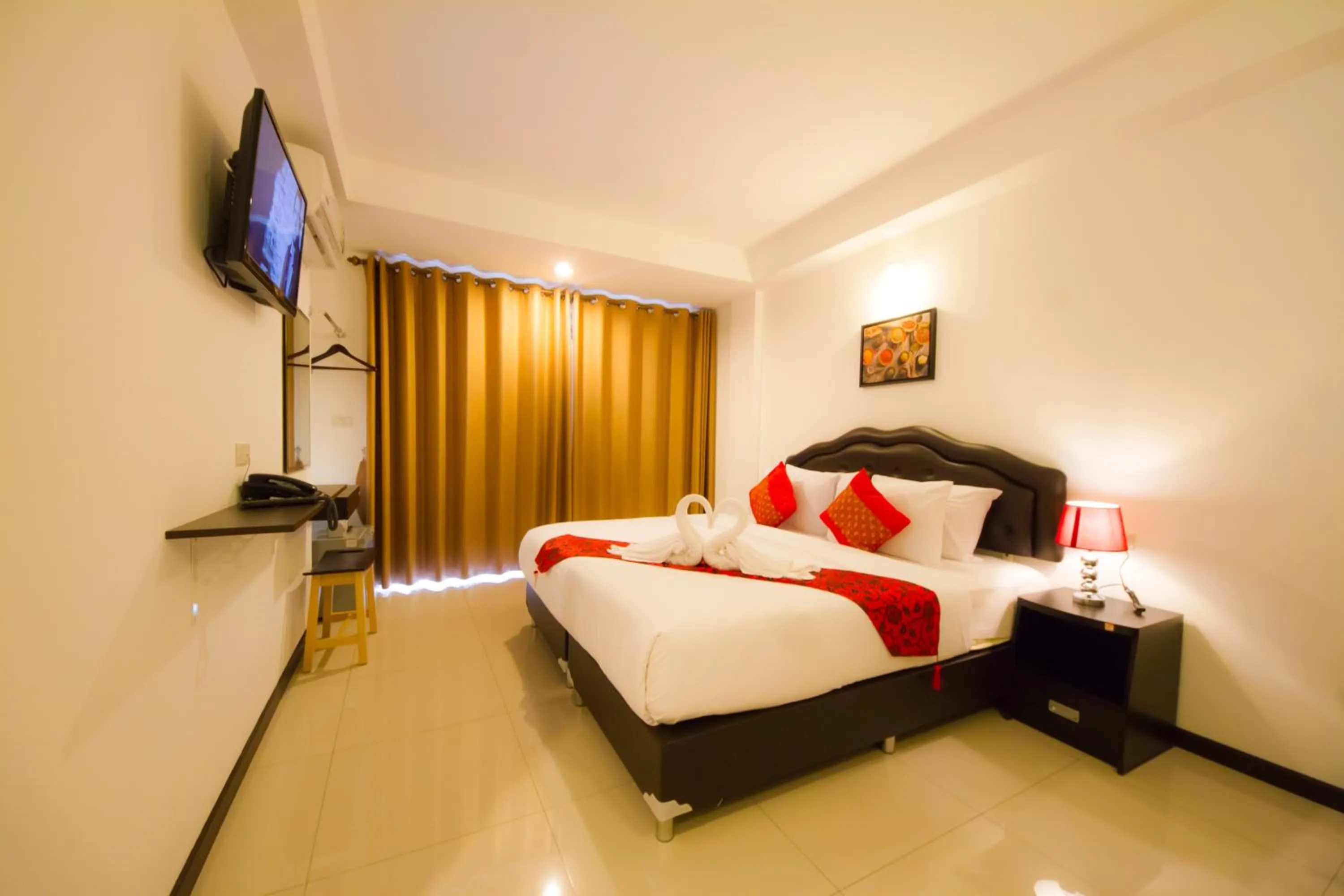 Photo of the whole room, Bed in TH beach hotel