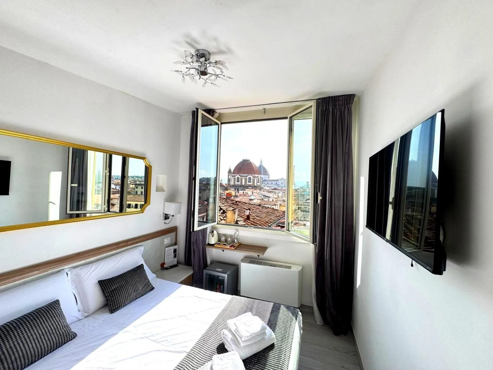 View (from property/room), Bed in Hotel Ester