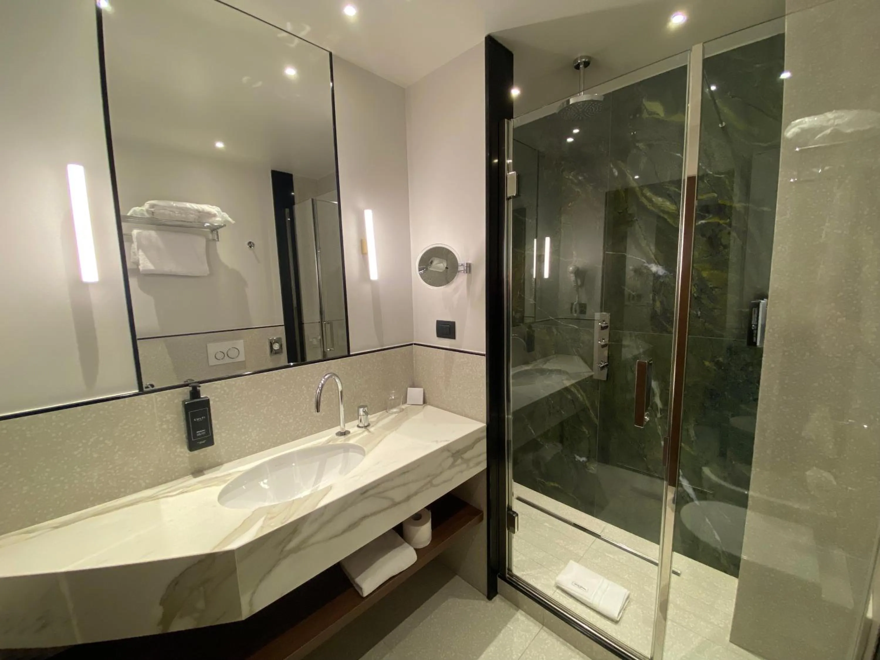 Bathroom in Hotel Berna