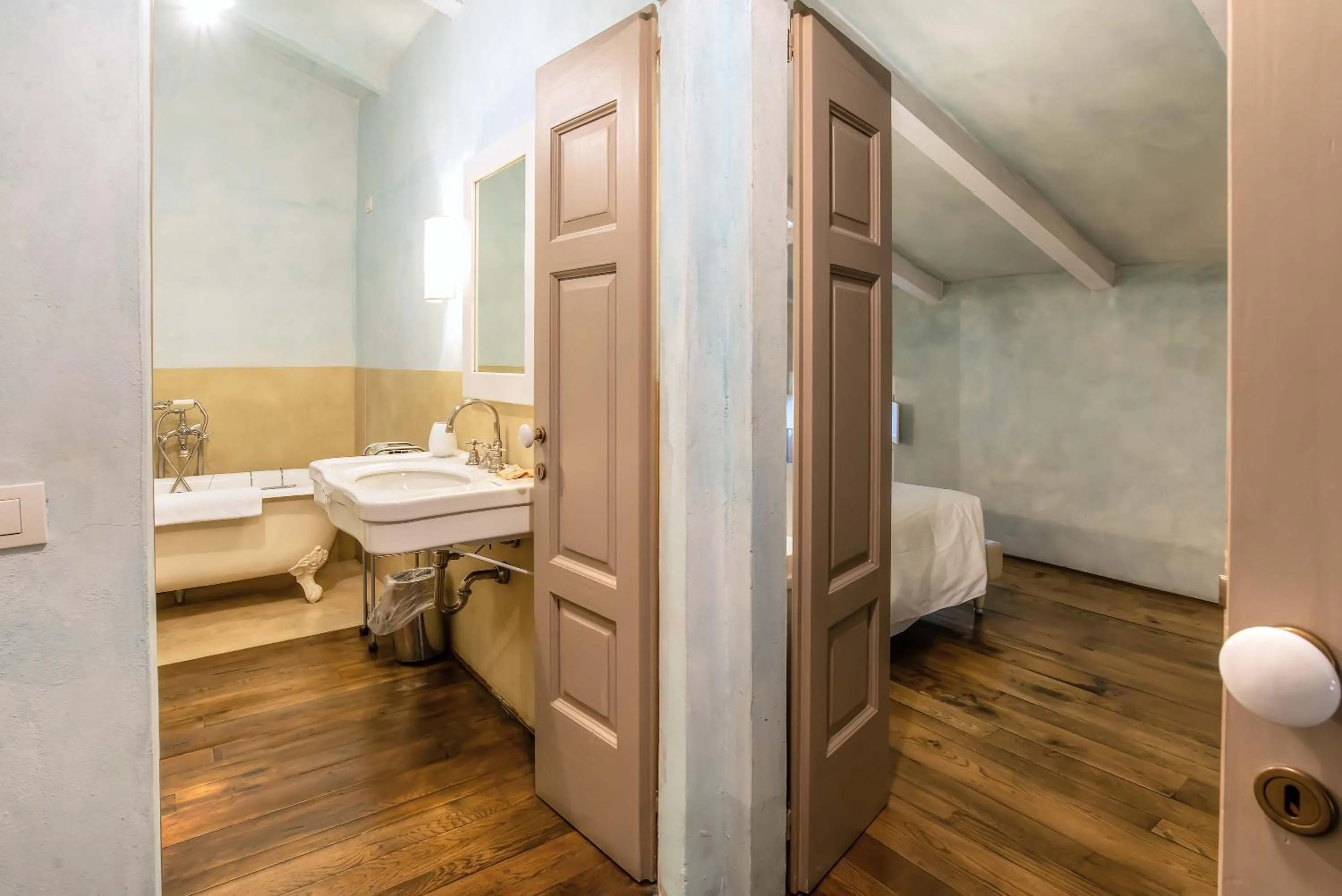 Bathroom, Bed in Villa Cassia di Baccano