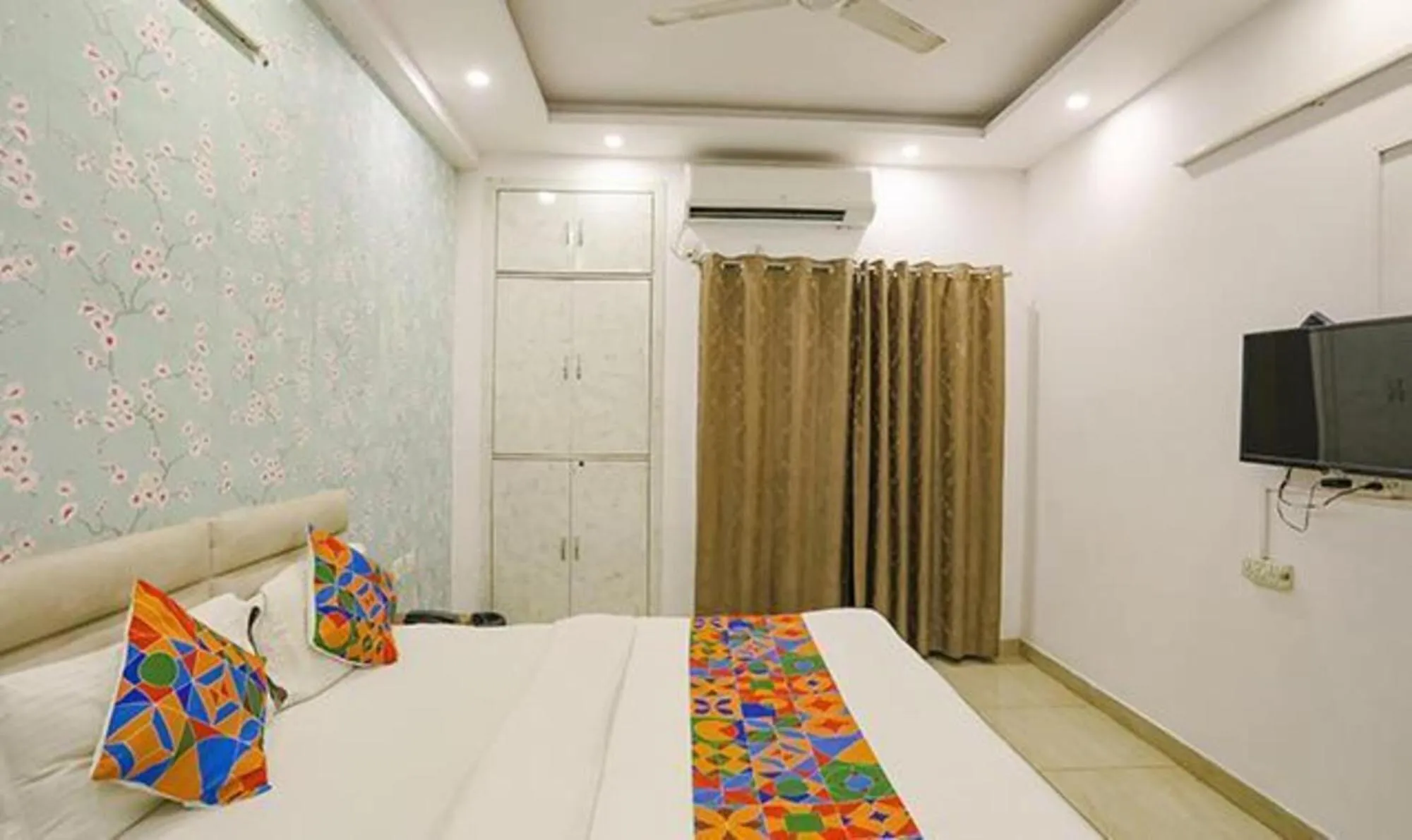 Bed in FabHotel Comfirt Inn