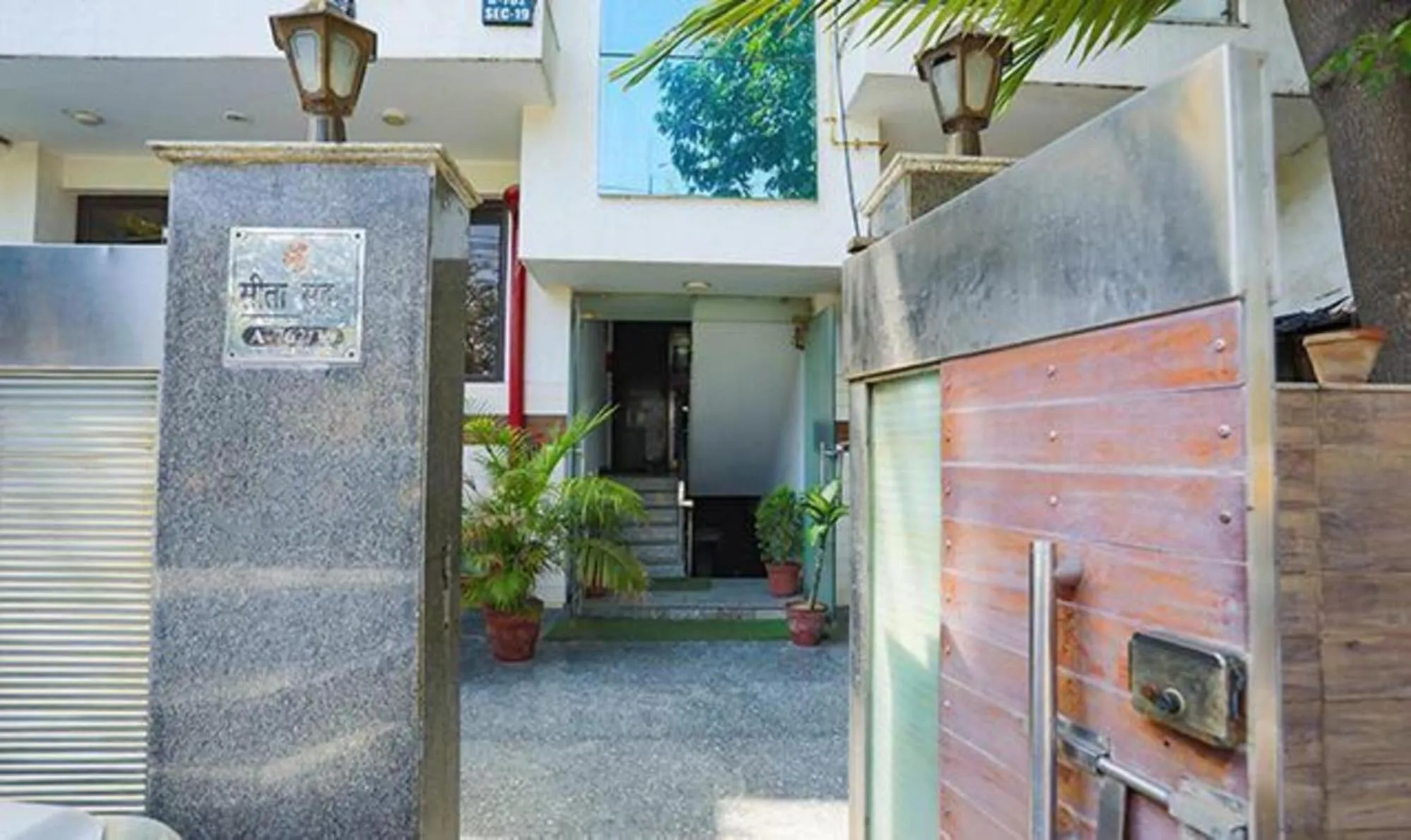 Facade/entrance in FabHotel Comfirt Inn