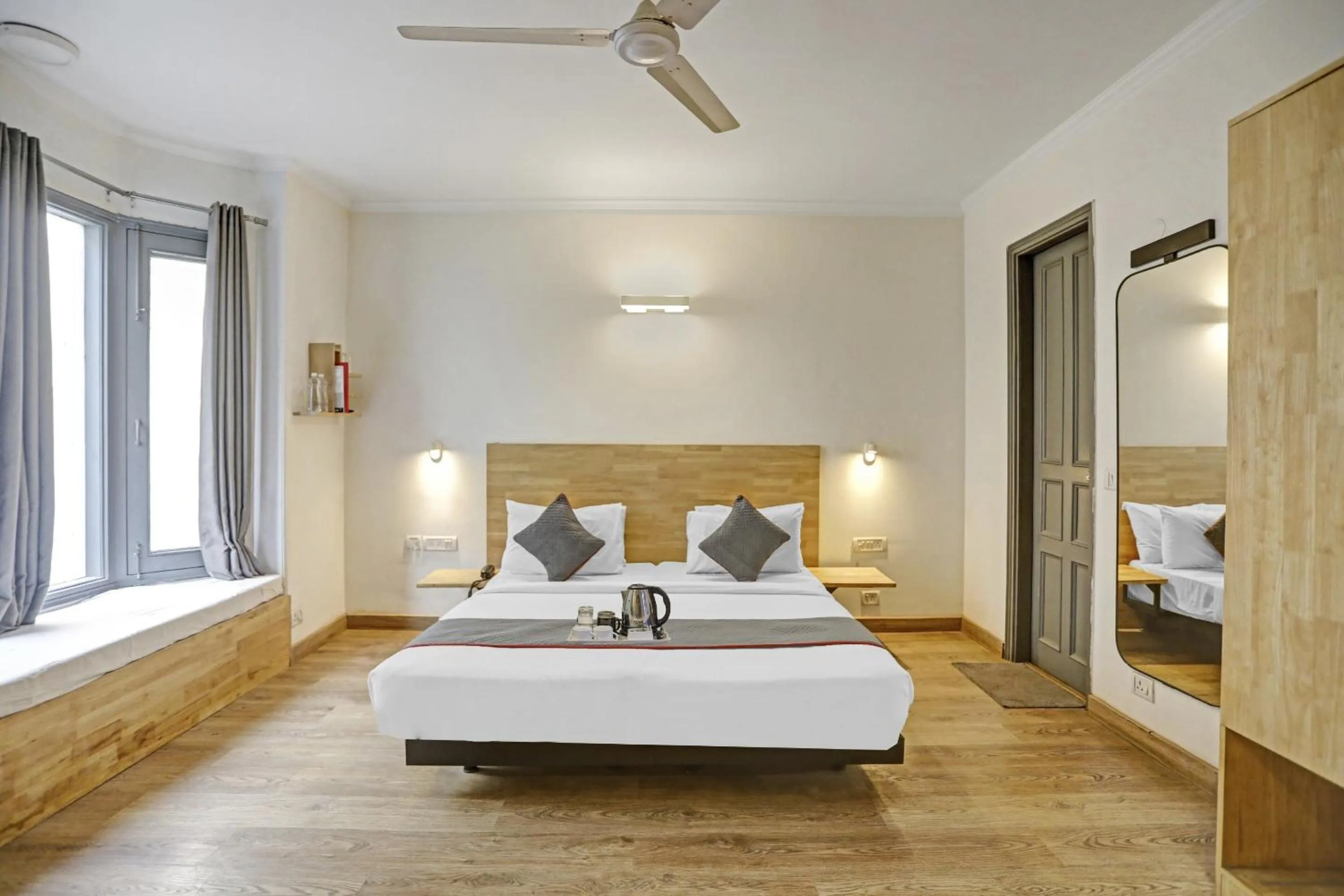 Bedroom, Bed in Super Townhouse Crystal Leaf