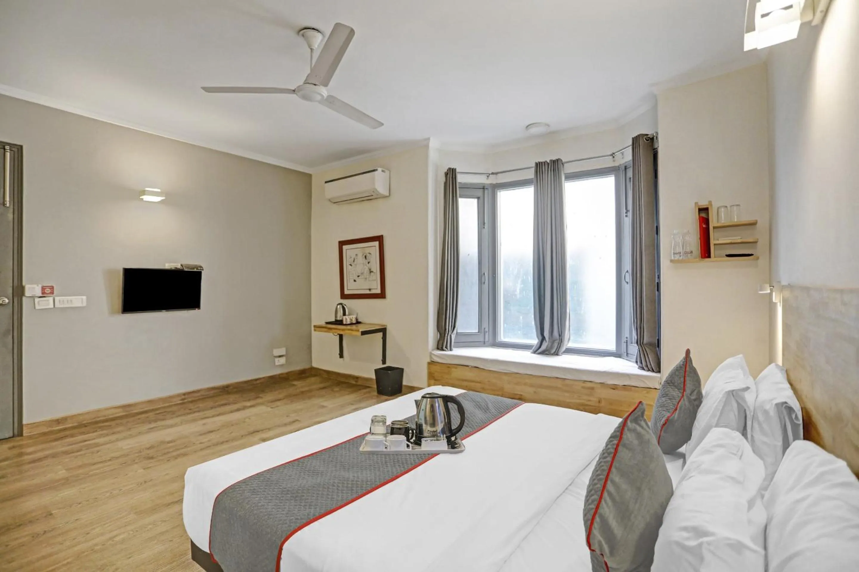 Bedroom, Bed in Super Townhouse Crystal Leaf