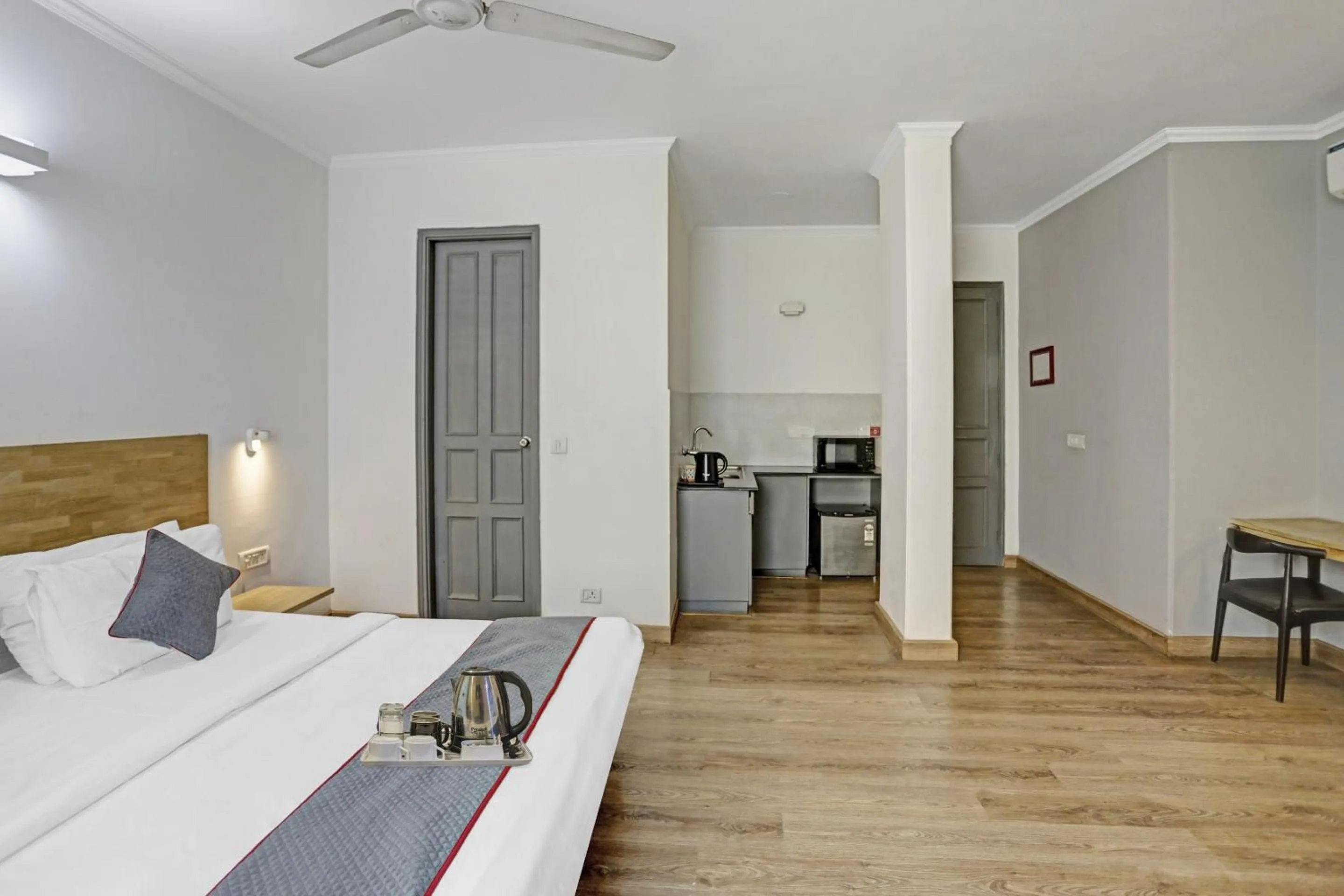 Bedroom, Bed in Super Townhouse Crystal Leaf