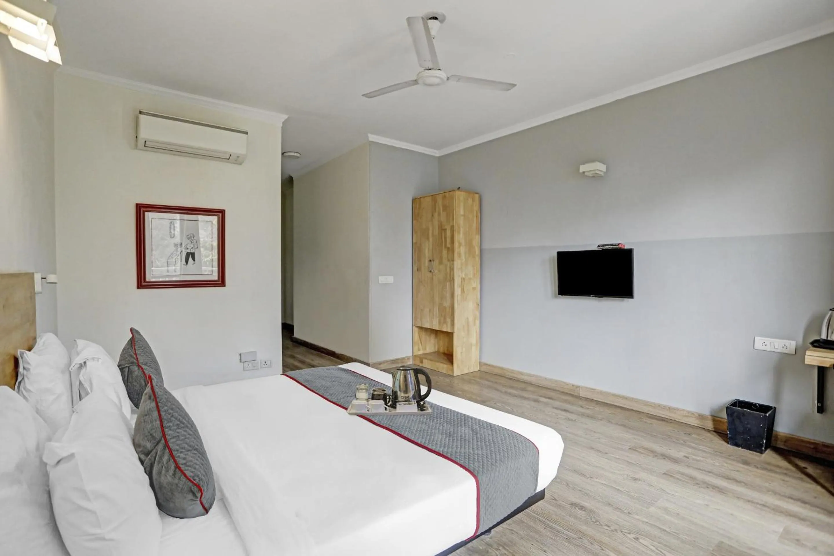 Bedroom, Bed in Super Townhouse Crystal Leaf