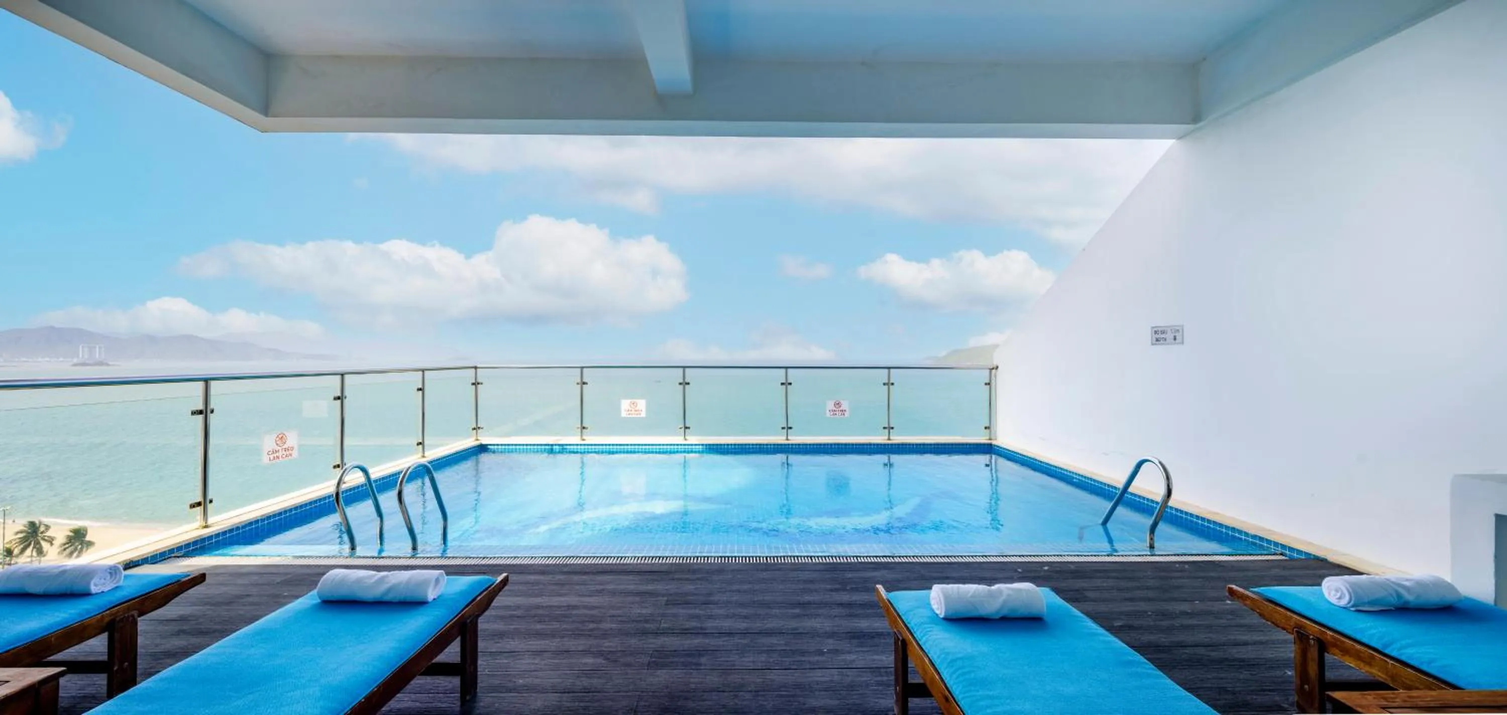 Swimming pool in Saphia Hotel Nha Trang