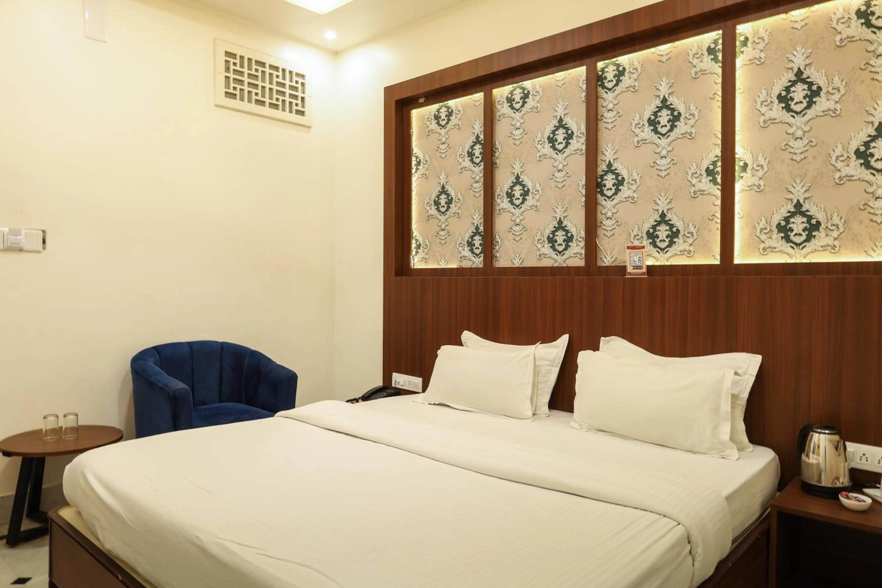 Seating area, Bed in HOTEL CITY PALACE