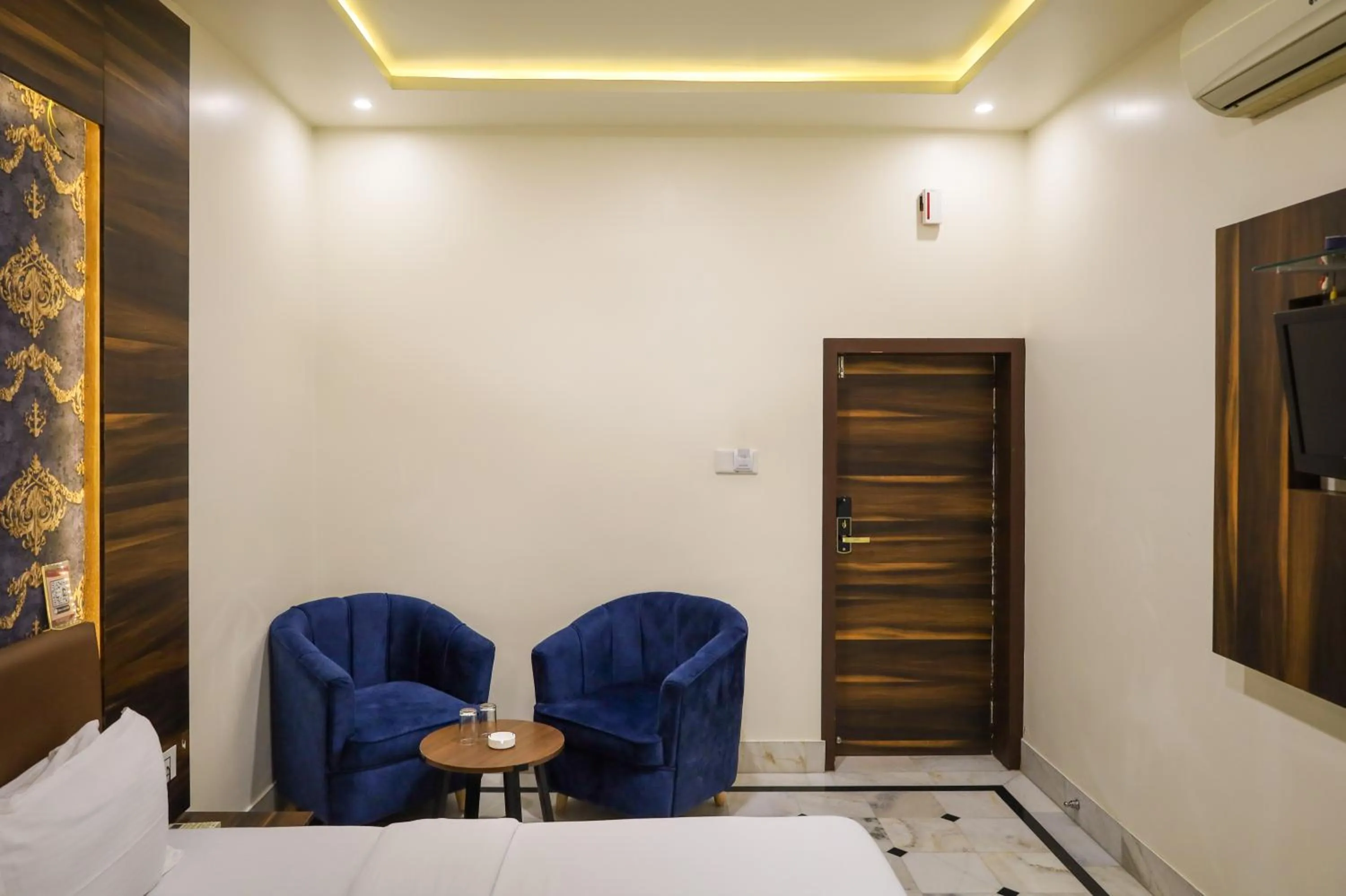 Seating area, Bed in HOTEL CITY PALACE