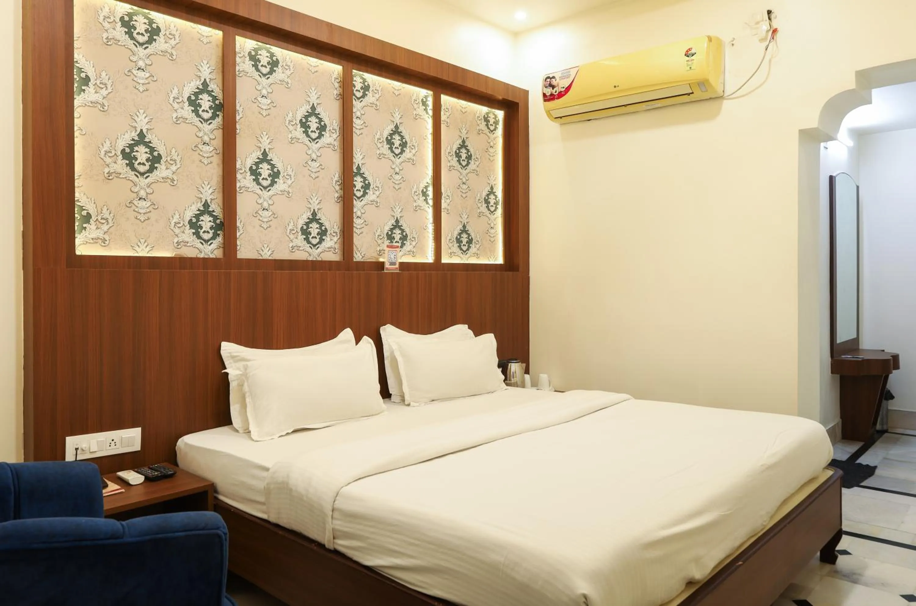 Bedroom, Bed in HOTEL CITY PALACE