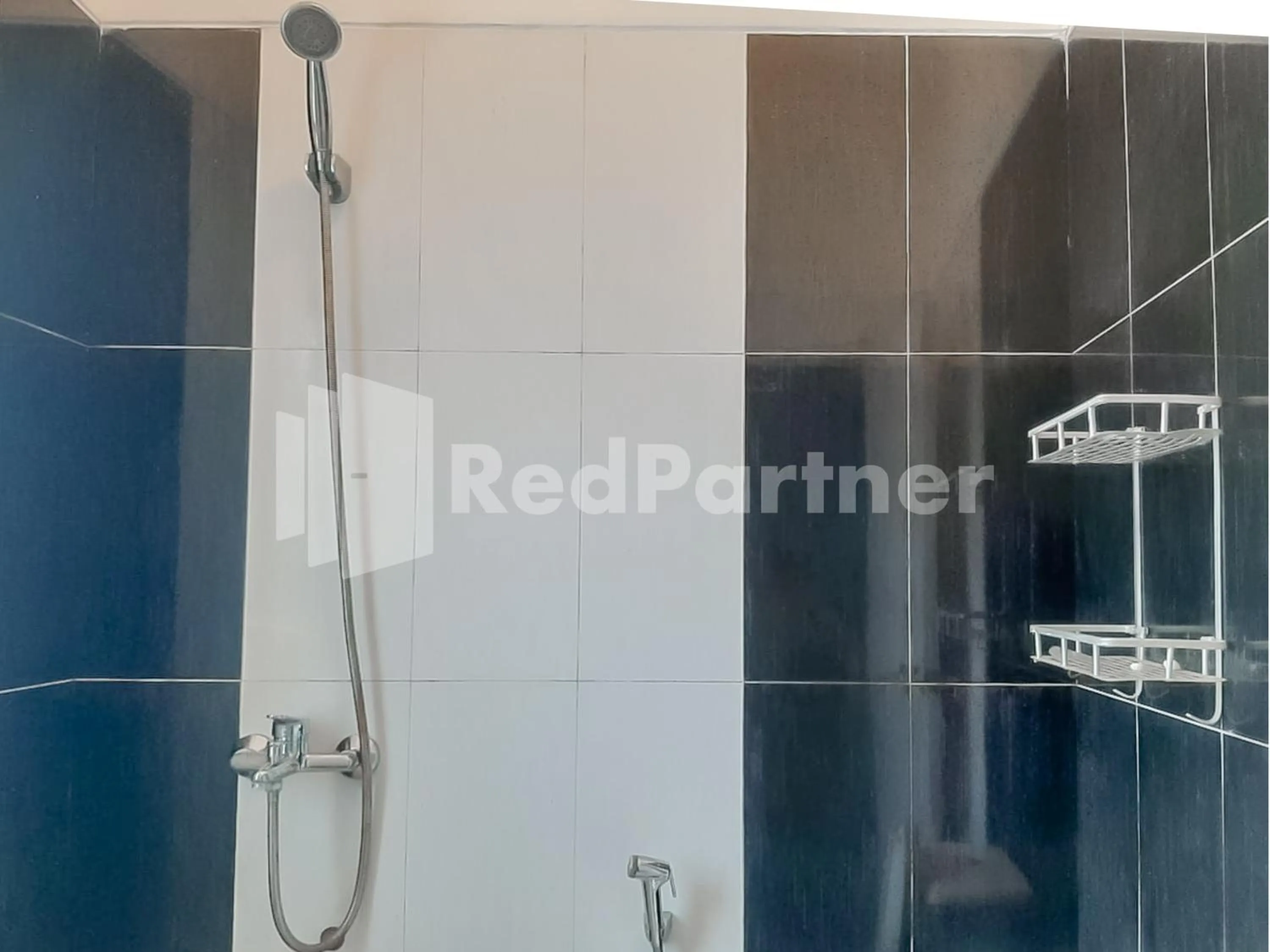 Shower in Syariah Safar Guest House Mitra RedDoorz