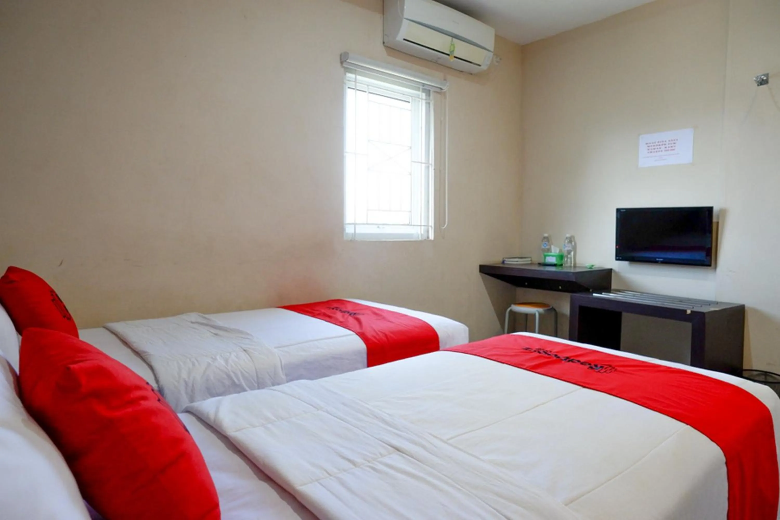 Bed in RedDoorz at Jalan Emmy Saelan Palu