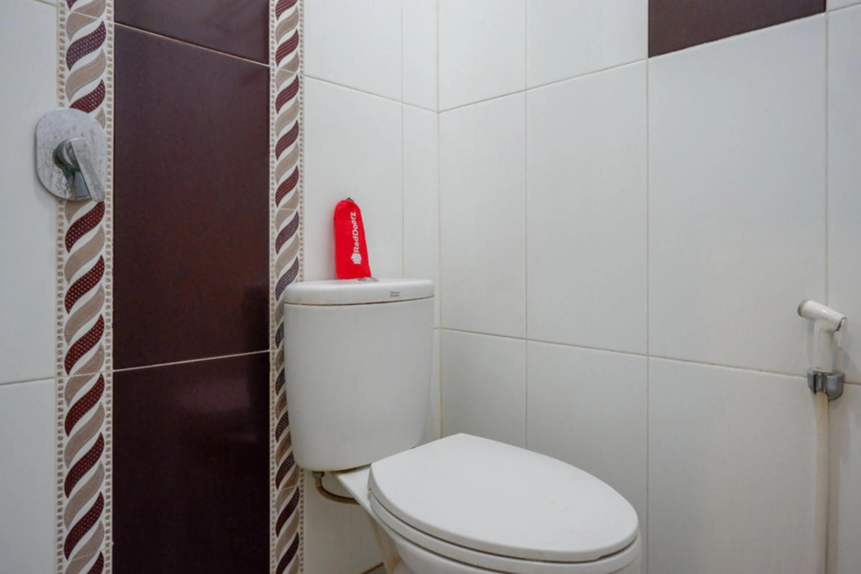 Bathroom in RedDoorz at Jalan Emmy Saelan Palu