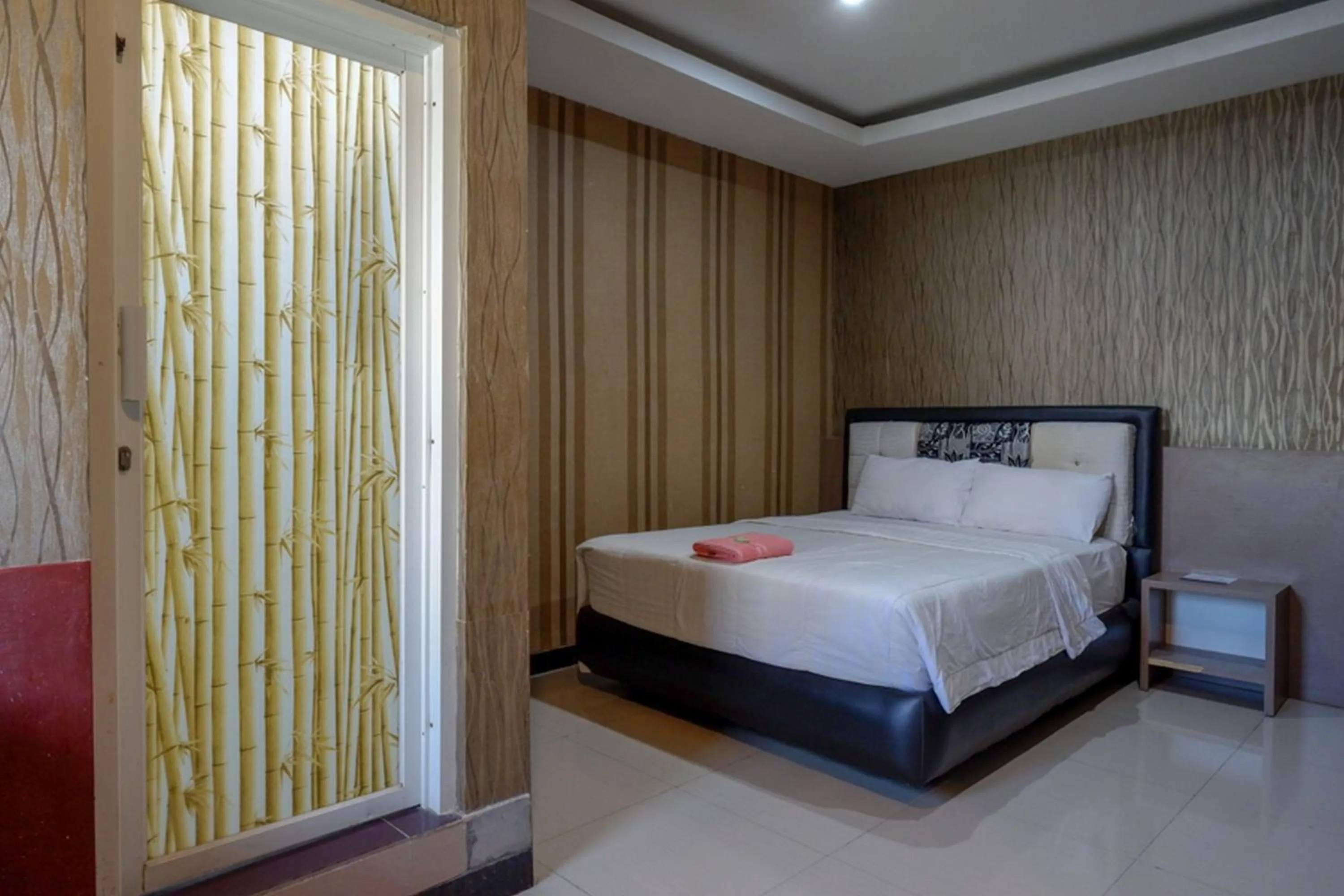 Bed in RedDoorz at Jalan Emmy Saelan Palu
