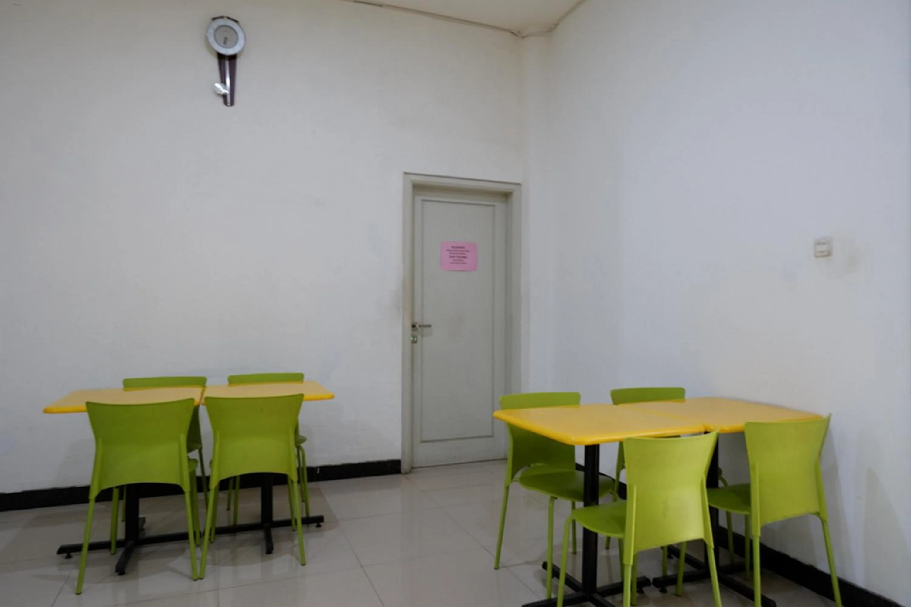 Dining area in RedDoorz at Jalan Emmy Saelan Palu