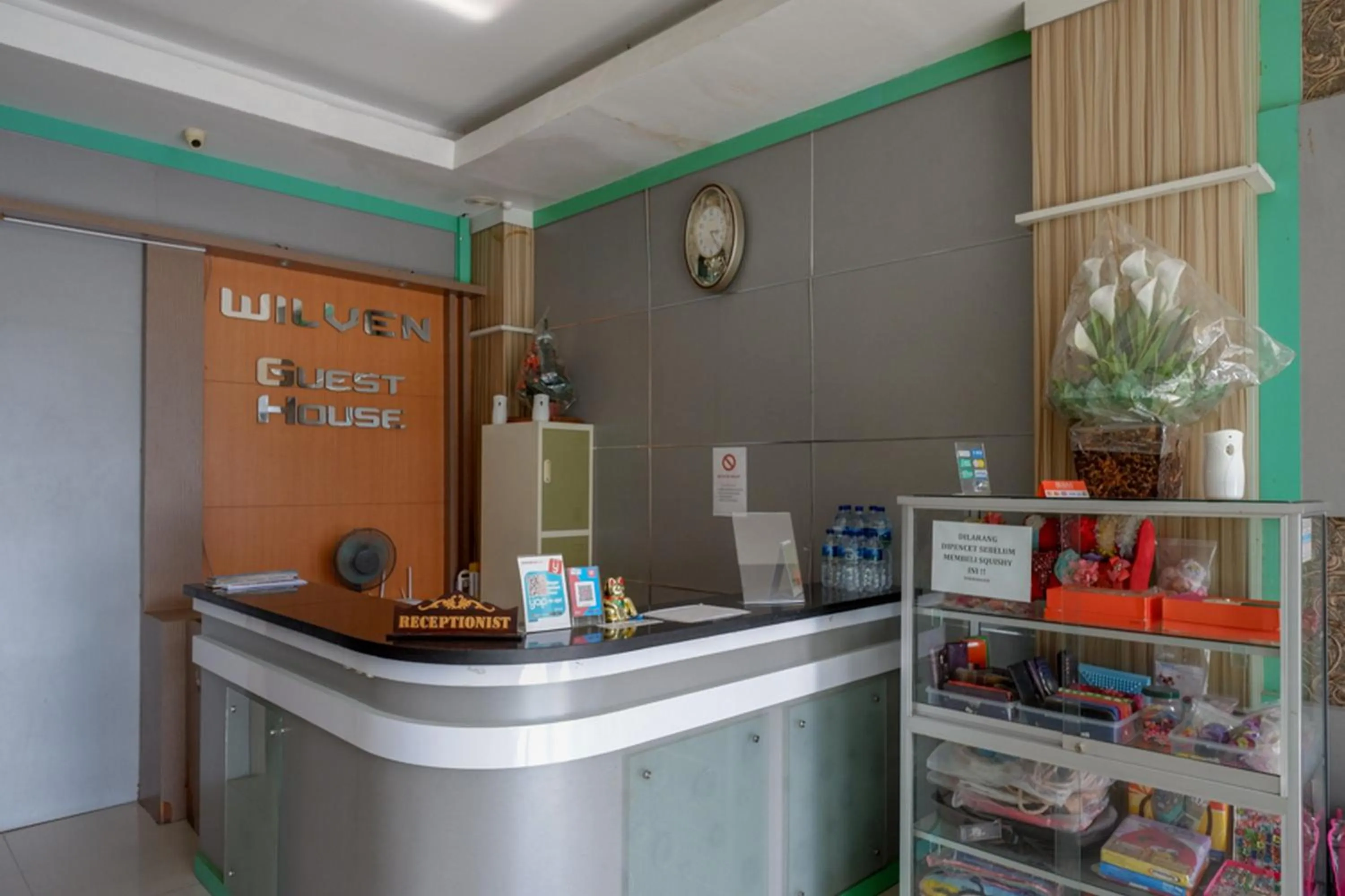 Lobby or reception in RedDoorz at Jalan Emmy Saelan Palu