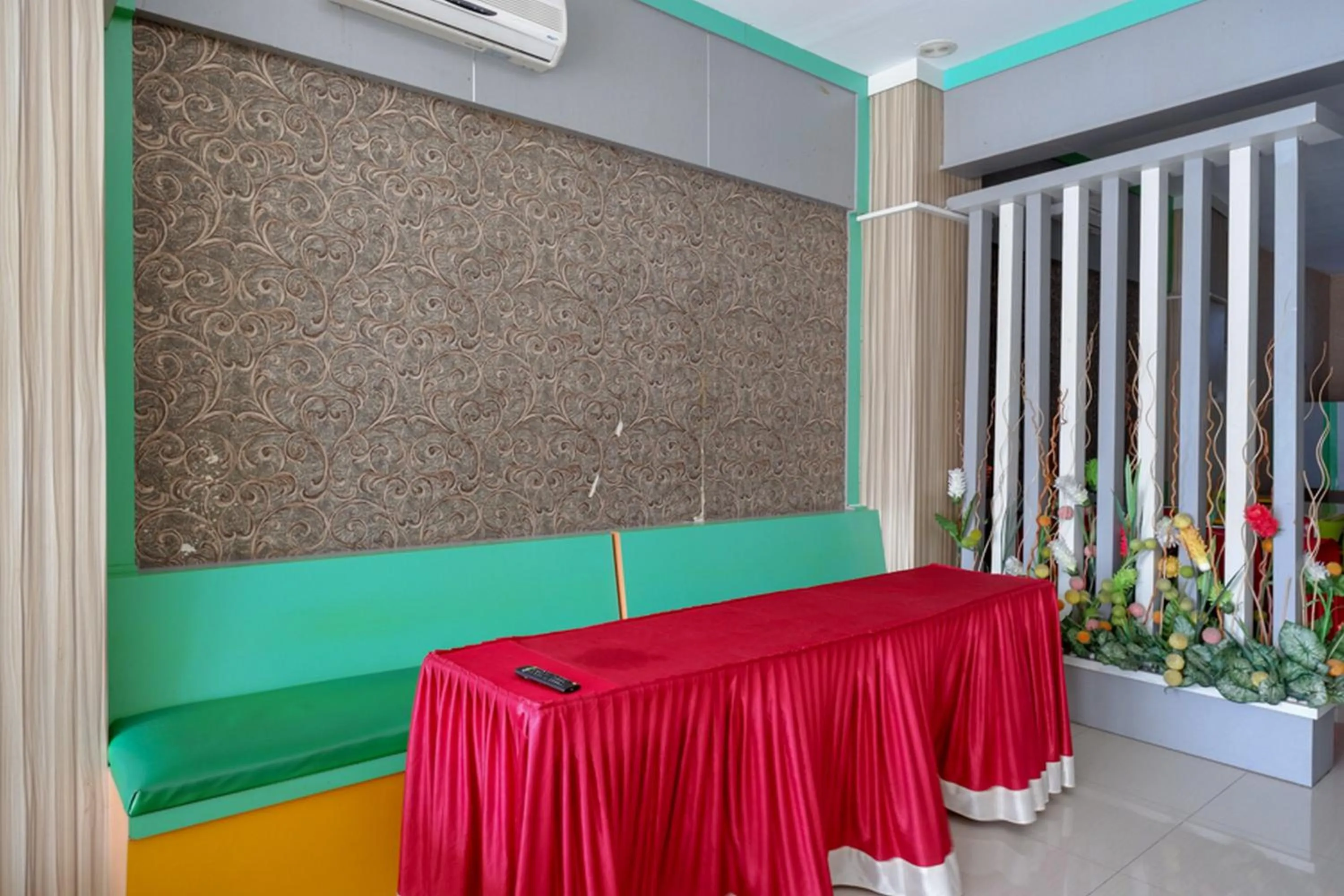 Lobby or reception, Bed in RedDoorz at Jalan Emmy Saelan Palu