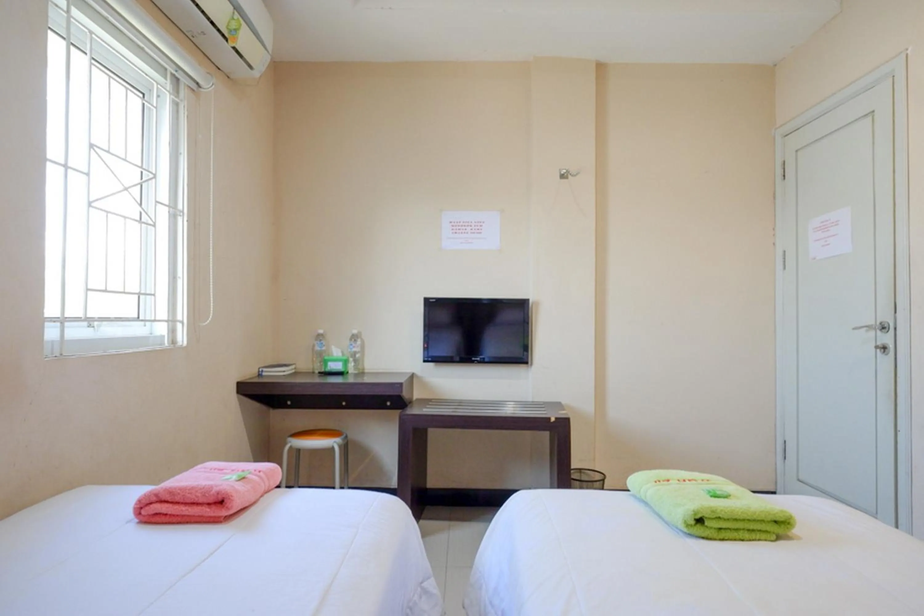 Bed in RedDoorz at Jalan Emmy Saelan Palu