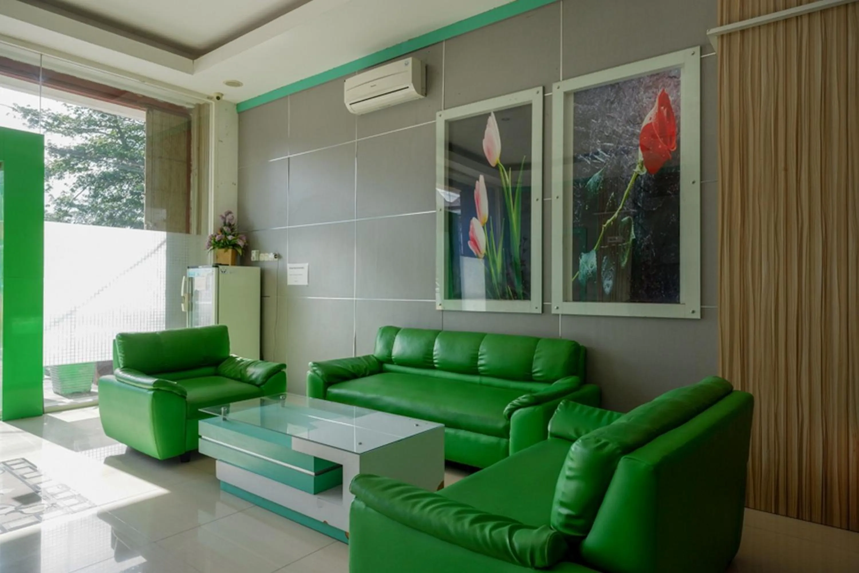 Living room in RedDoorz at Jalan Emmy Saelan Palu