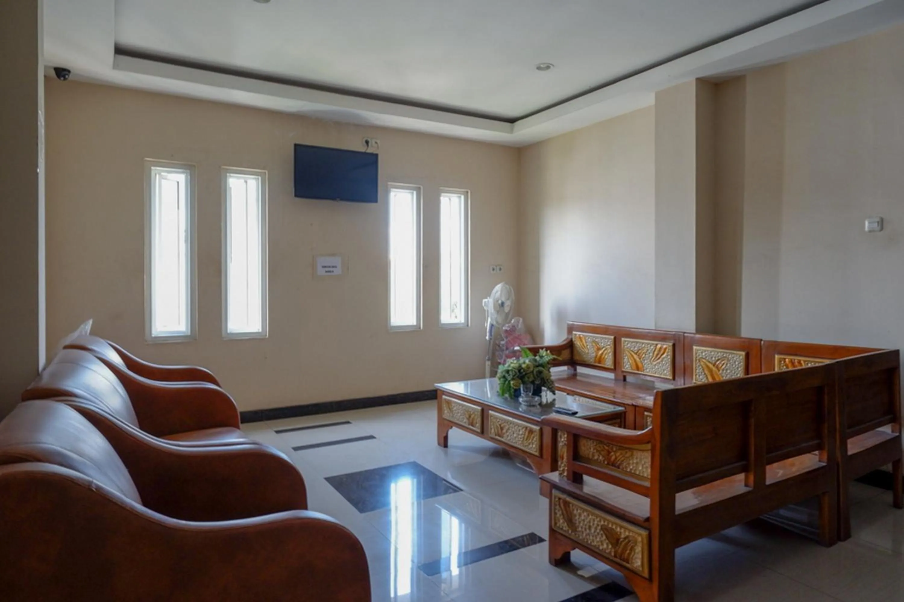 Seating area in RedDoorz at Jalan Emmy Saelan Palu