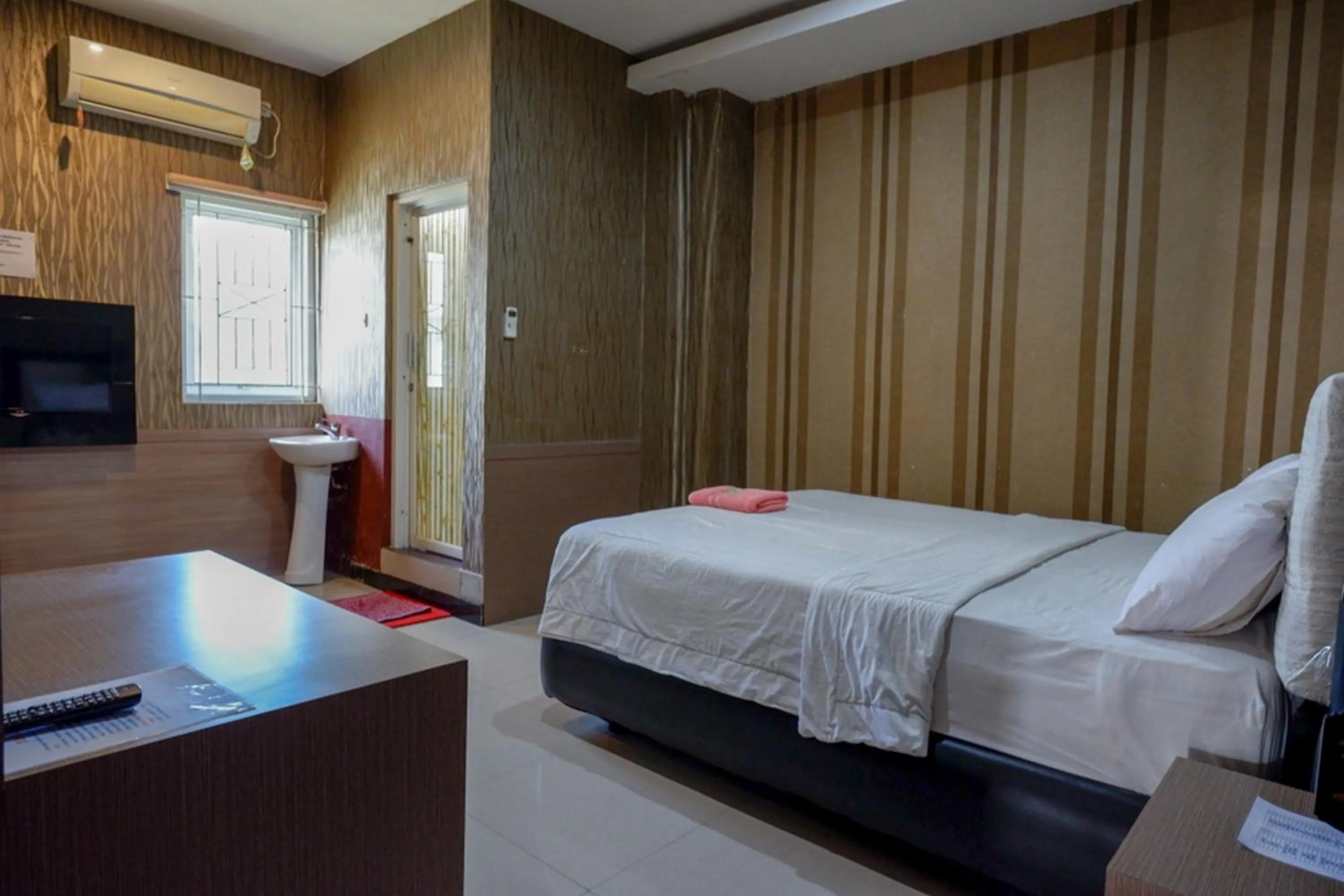 Bed in RedDoorz at Jalan Emmy Saelan Palu