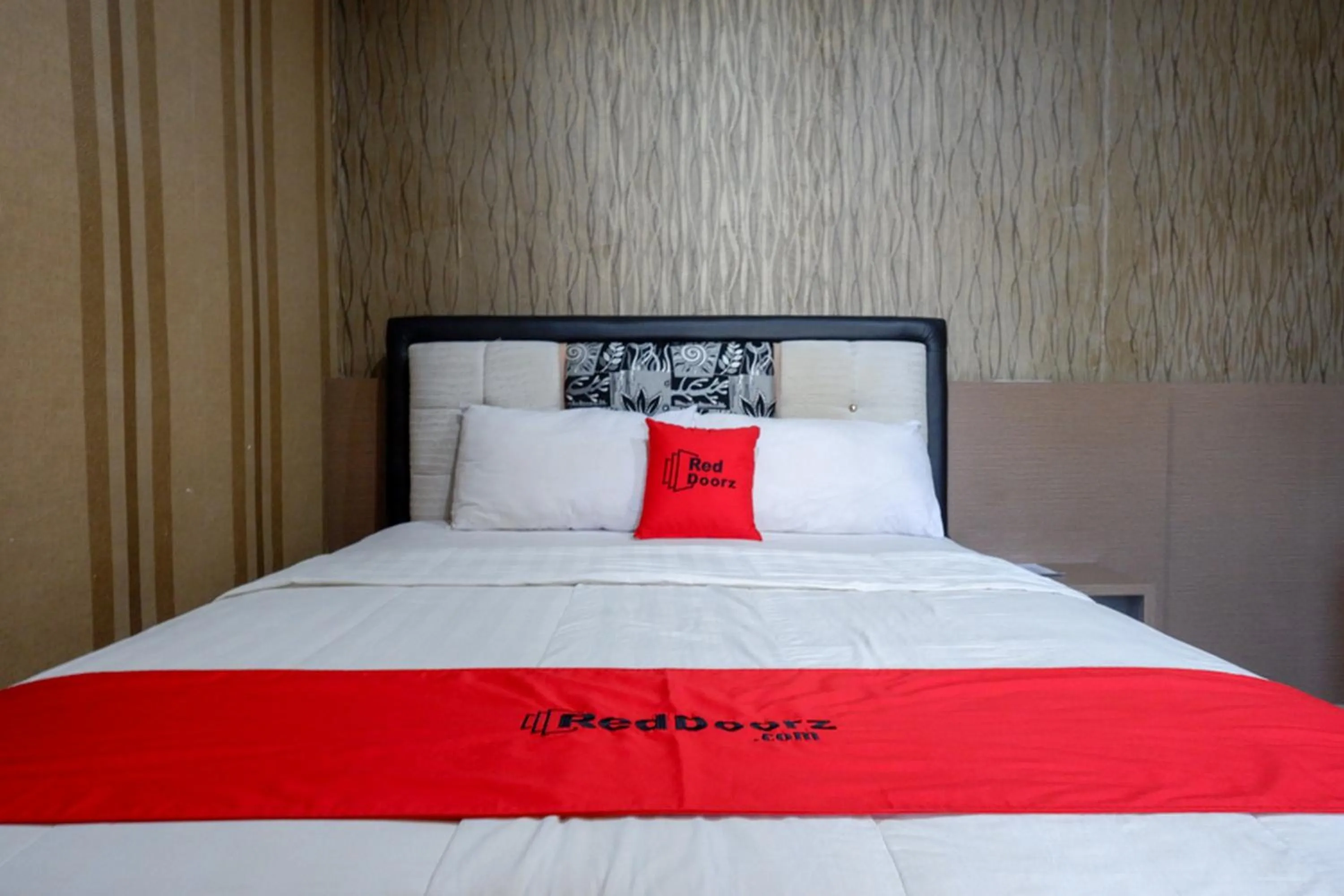 Bed in RedDoorz at Jalan Emmy Saelan Palu