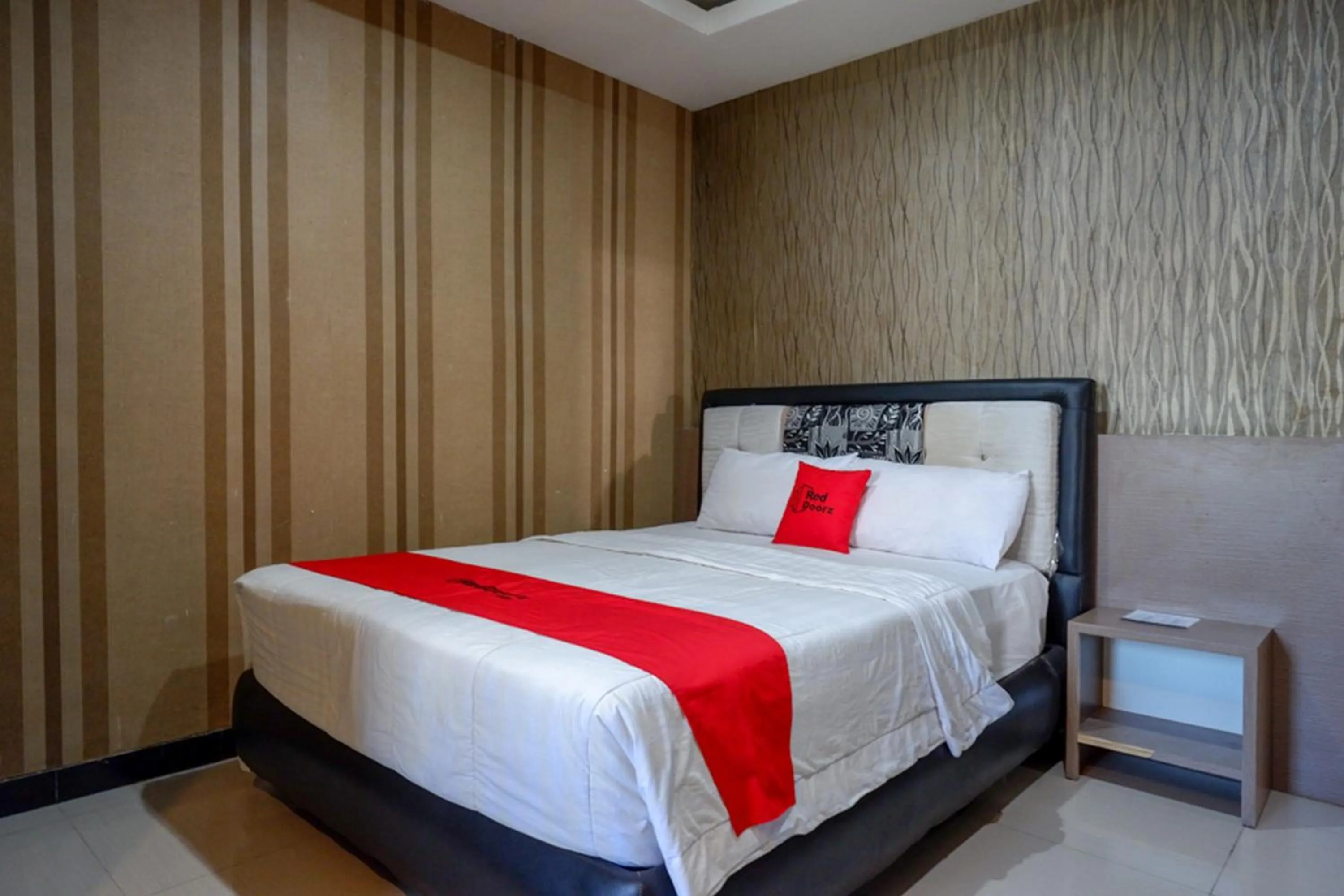Bed in RedDoorz at Jalan Emmy Saelan Palu