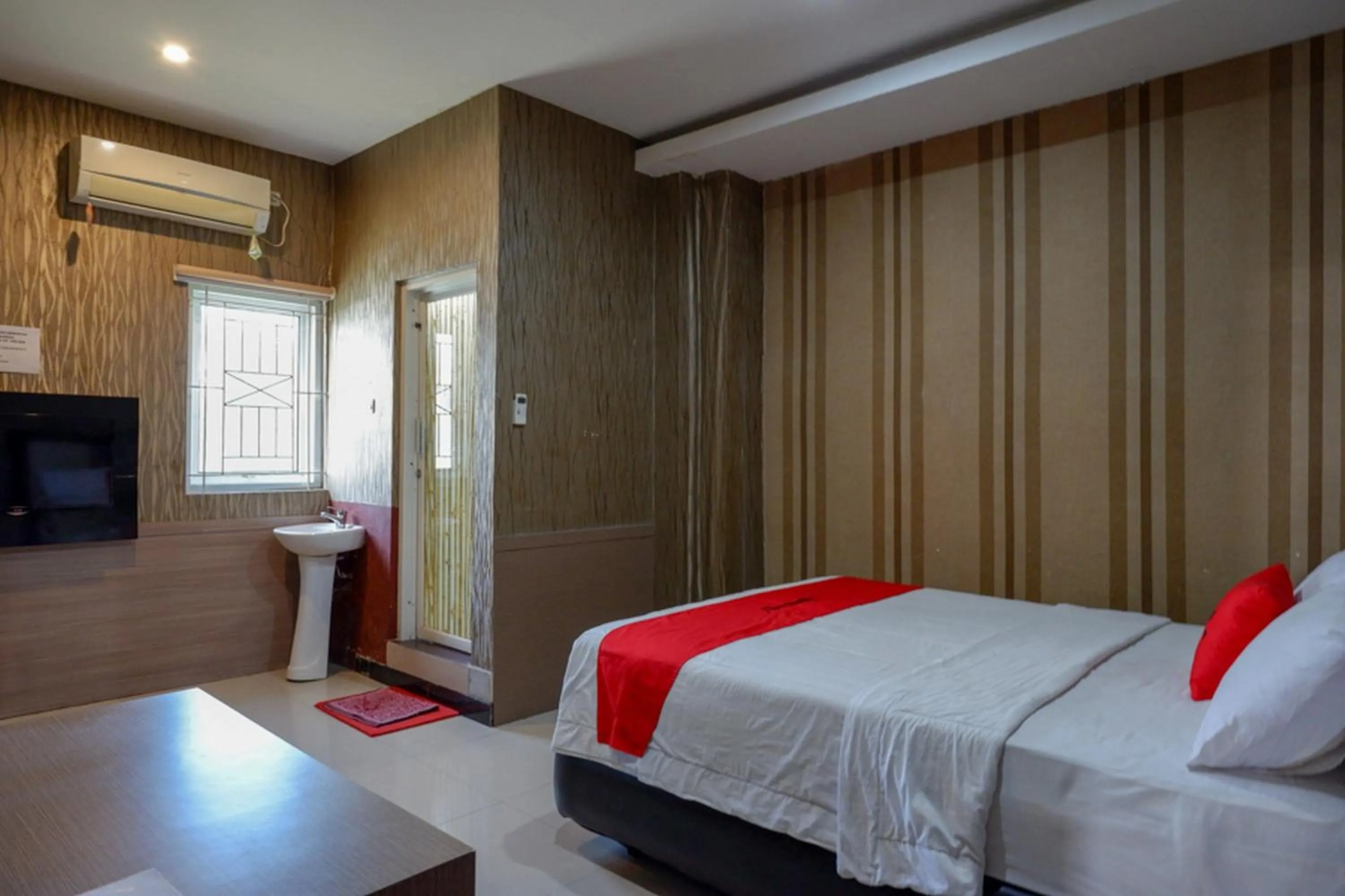 Bed in RedDoorz at Jalan Emmy Saelan Palu