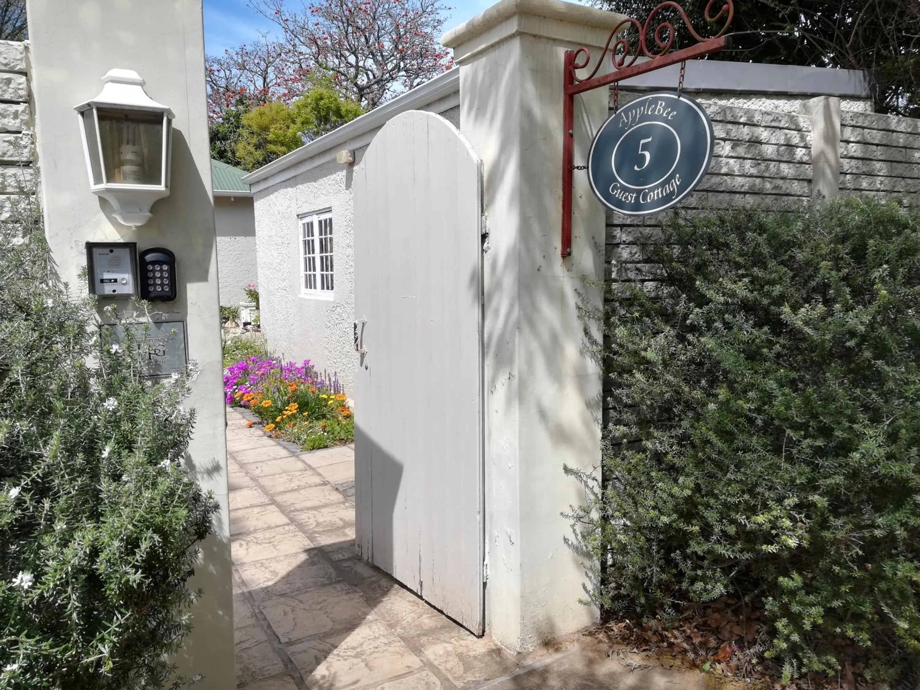 Facade/entrance in AppleBee Guest Cottages