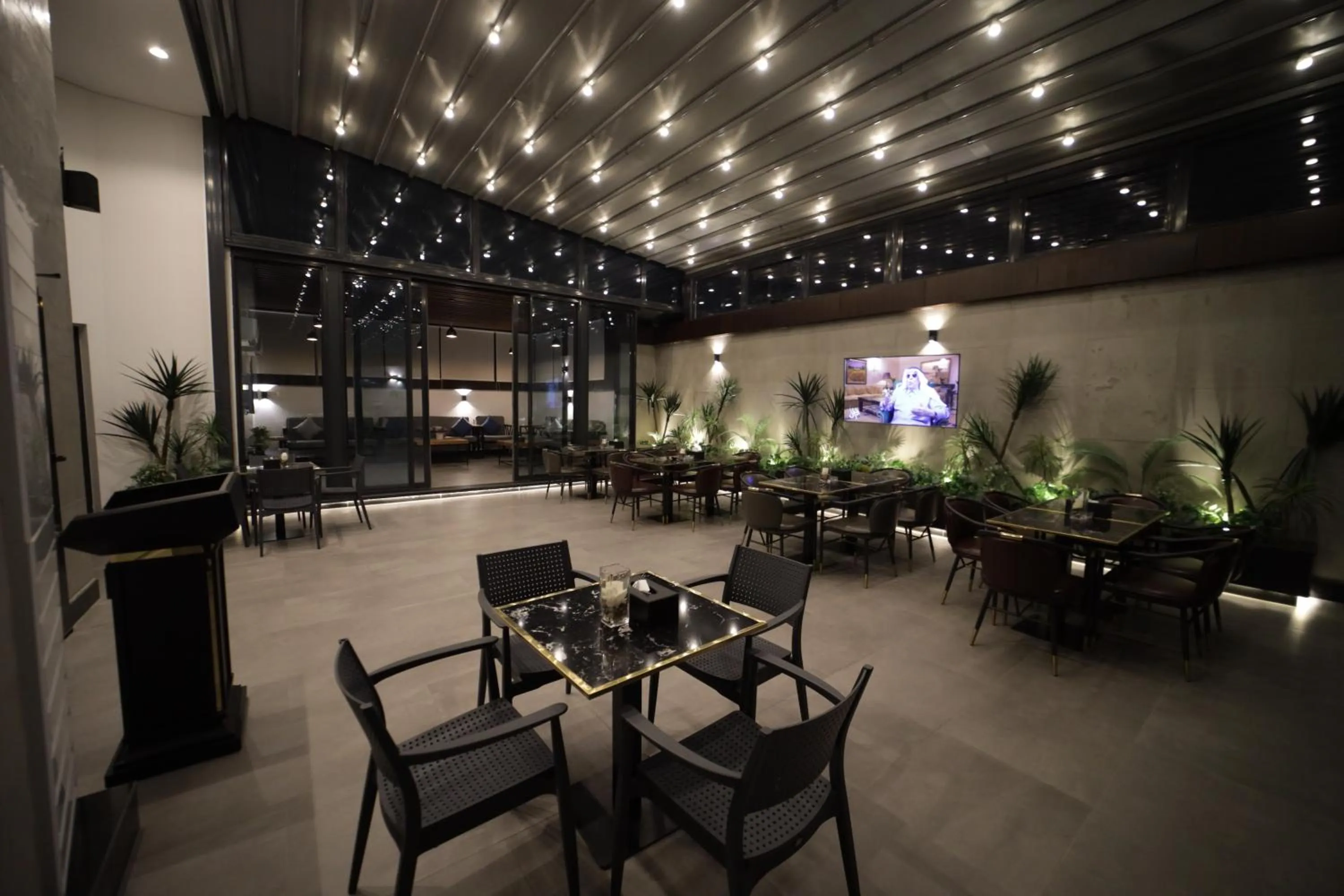 Communal lounge/ TV room in PRIMOTEL Elite As Salamah - Serviced Apartments