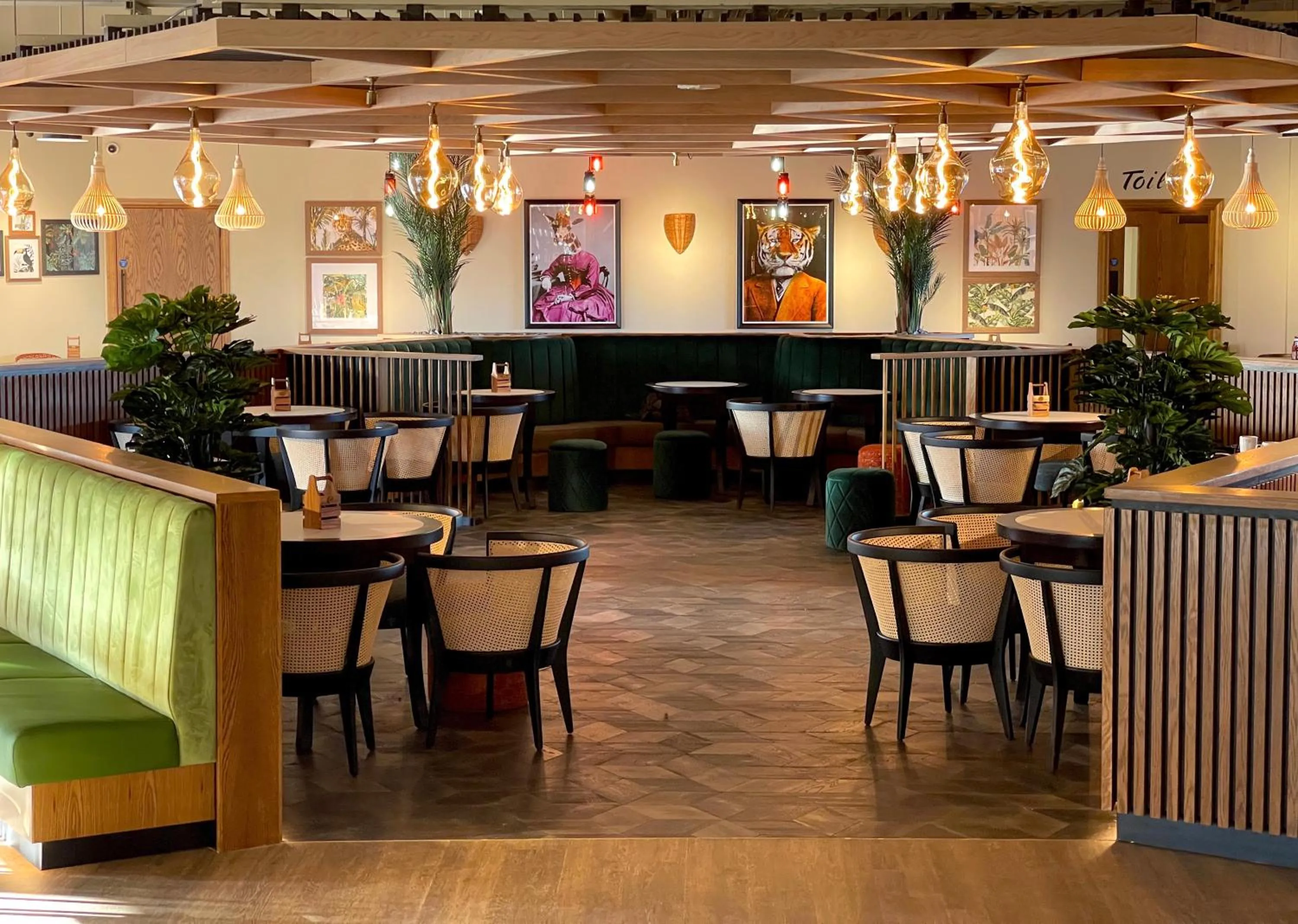 Restaurant/places to eat in Hex Wildlife Hotel at Yorkshire Wildlife Park