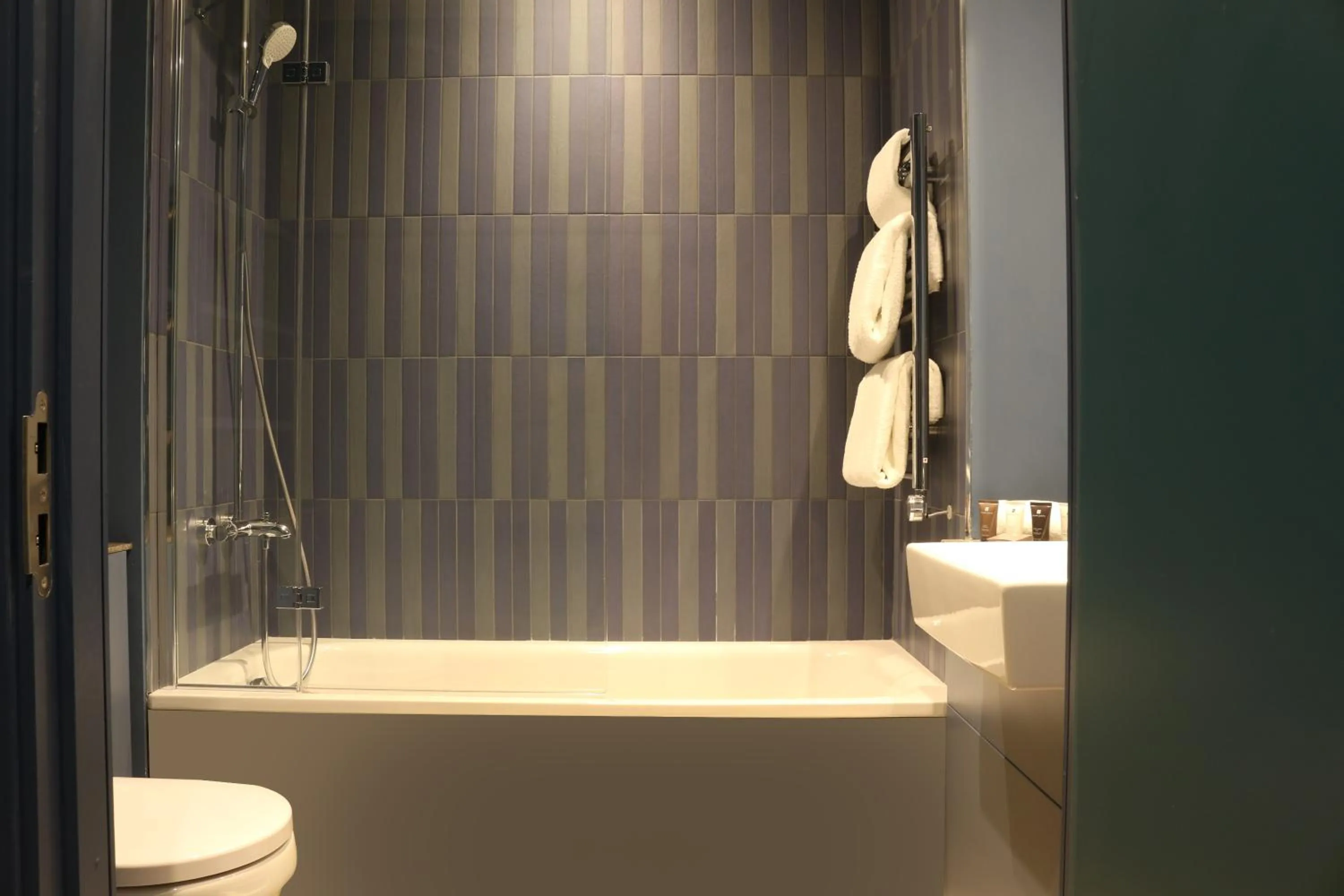 Bathroom in Hex Wildlife Hotel at Yorkshire Wildlife Park