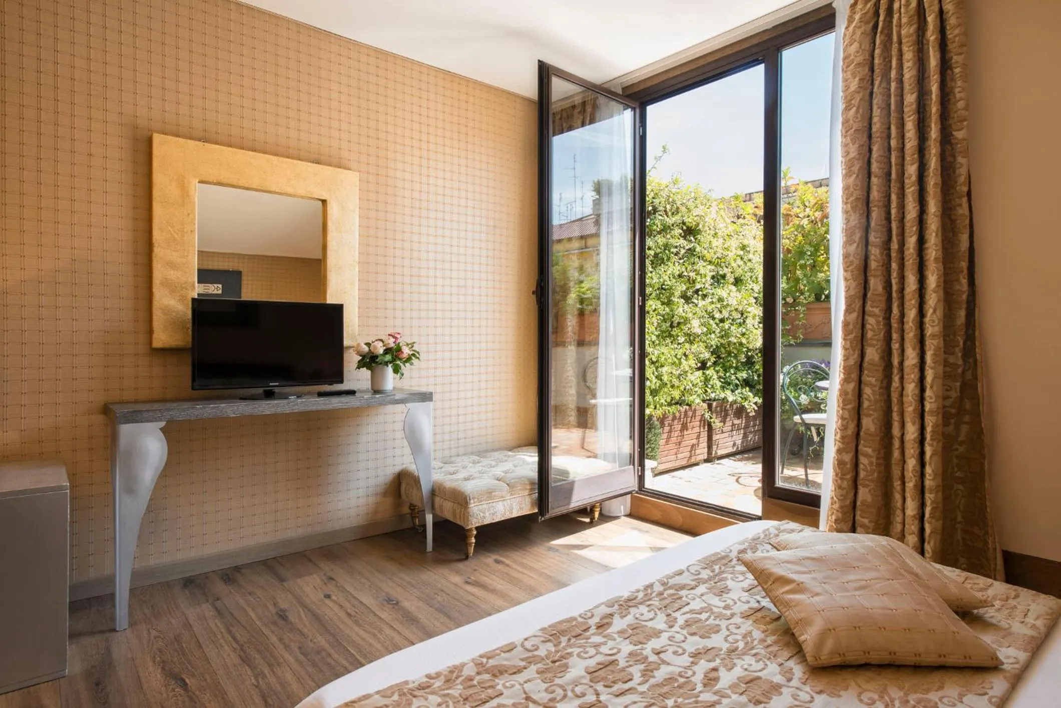 Photo of the whole room, Bed in Atlante Garden Hotel