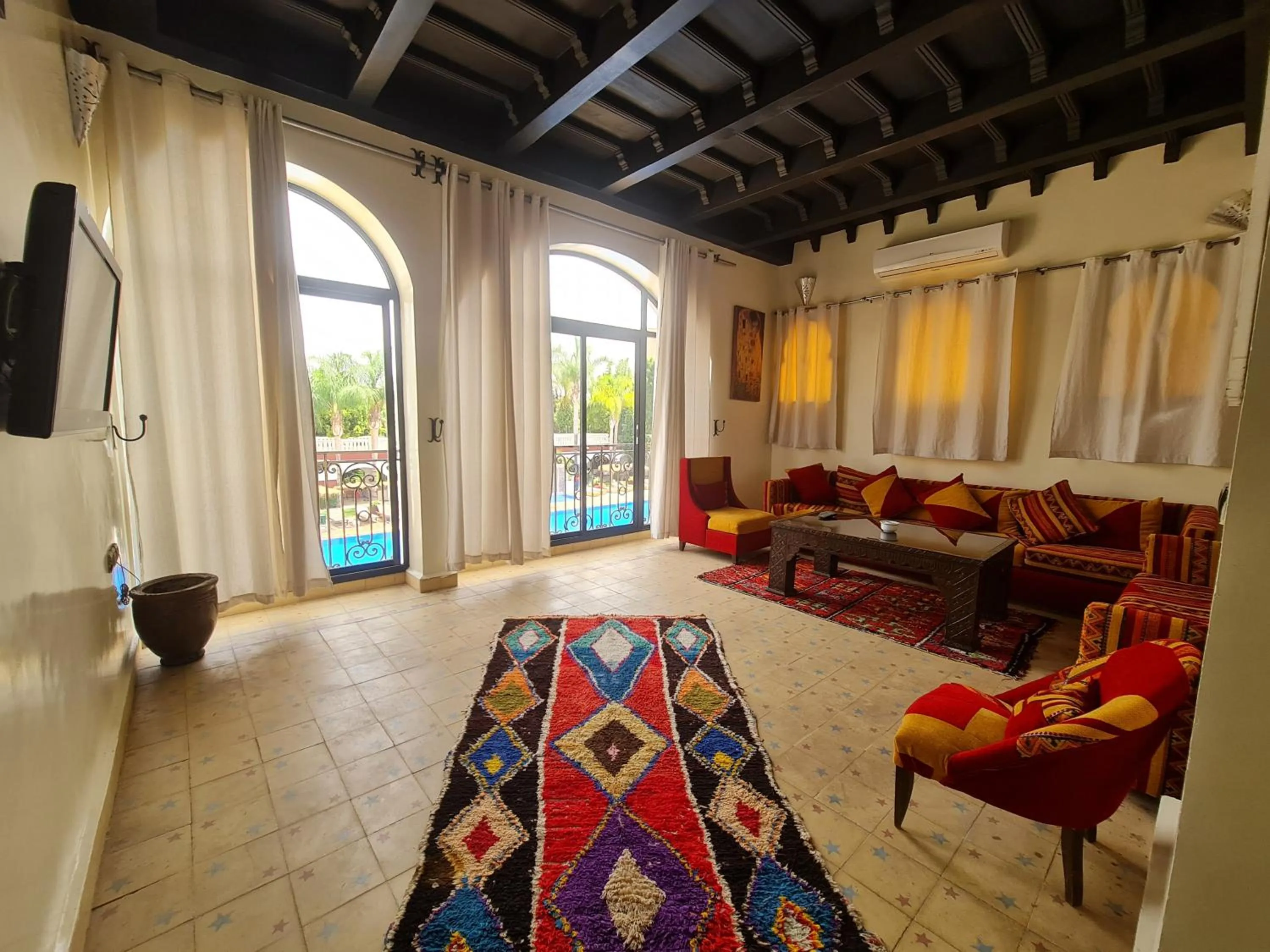 Communal lounge/ TV room in Targafit Hotel & Hammam