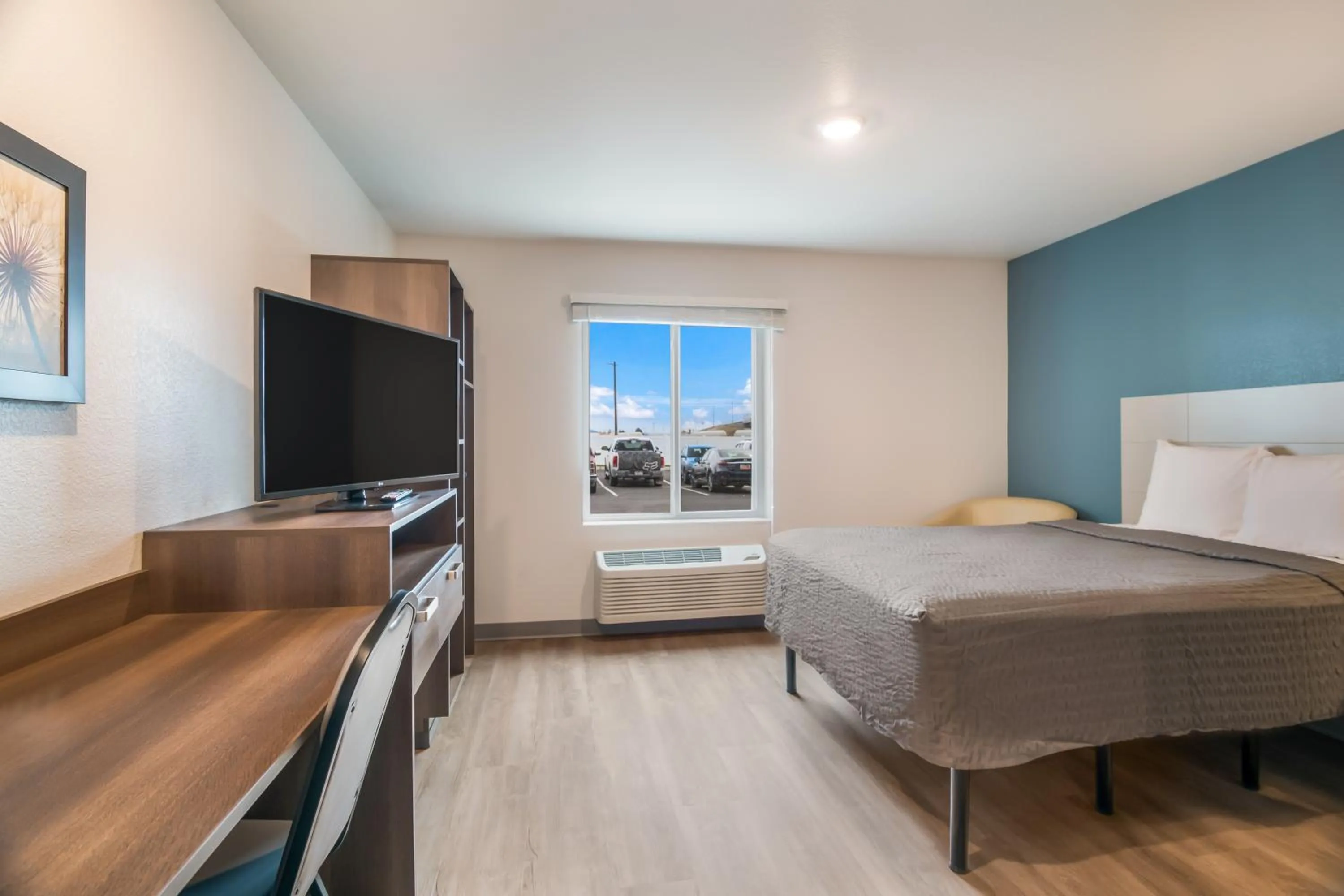 Photo of the whole room, Bed in WoodSpring Suites Colorado Springs North - Air Force Academy