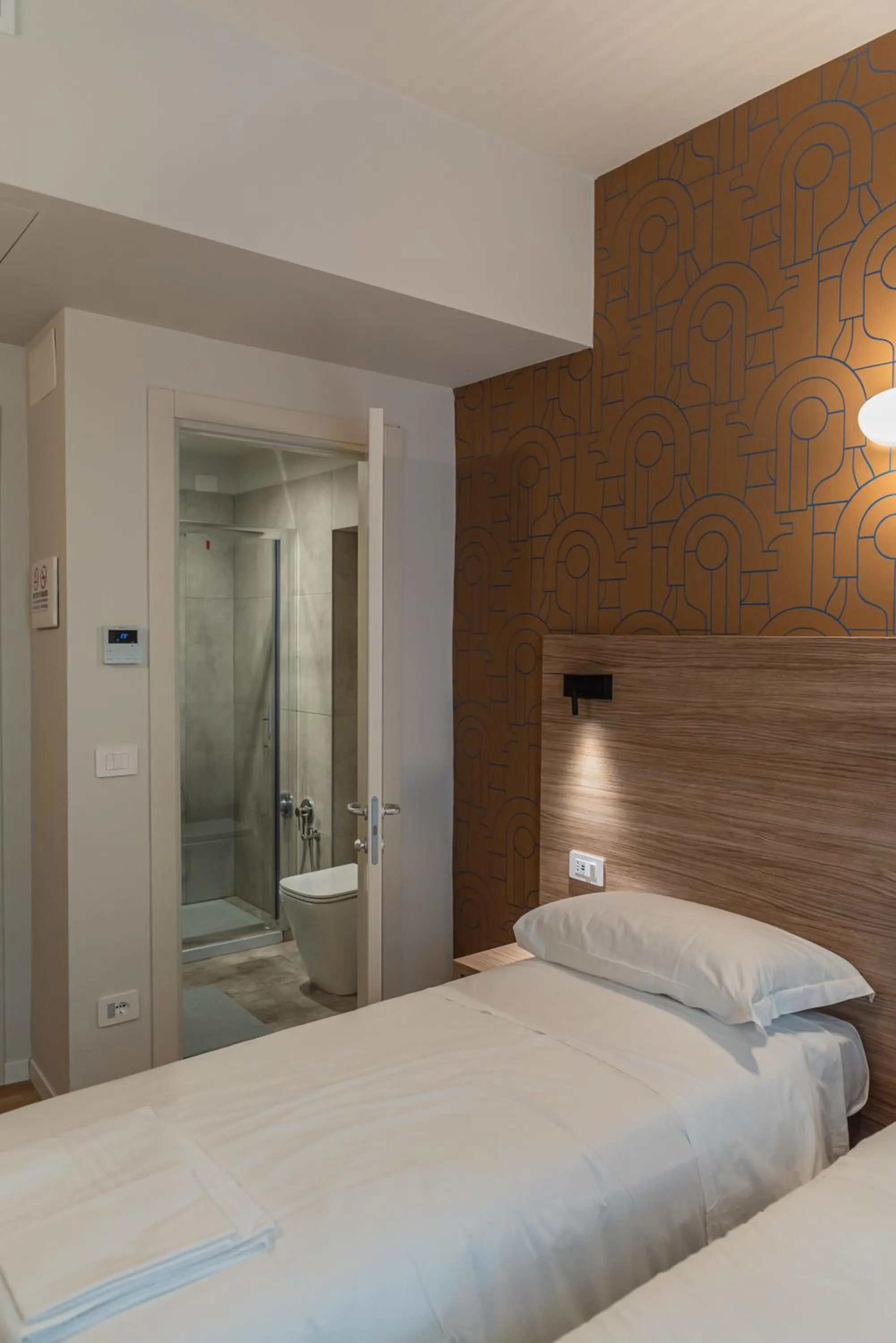 Shower, Bed in Hotel Del Sole