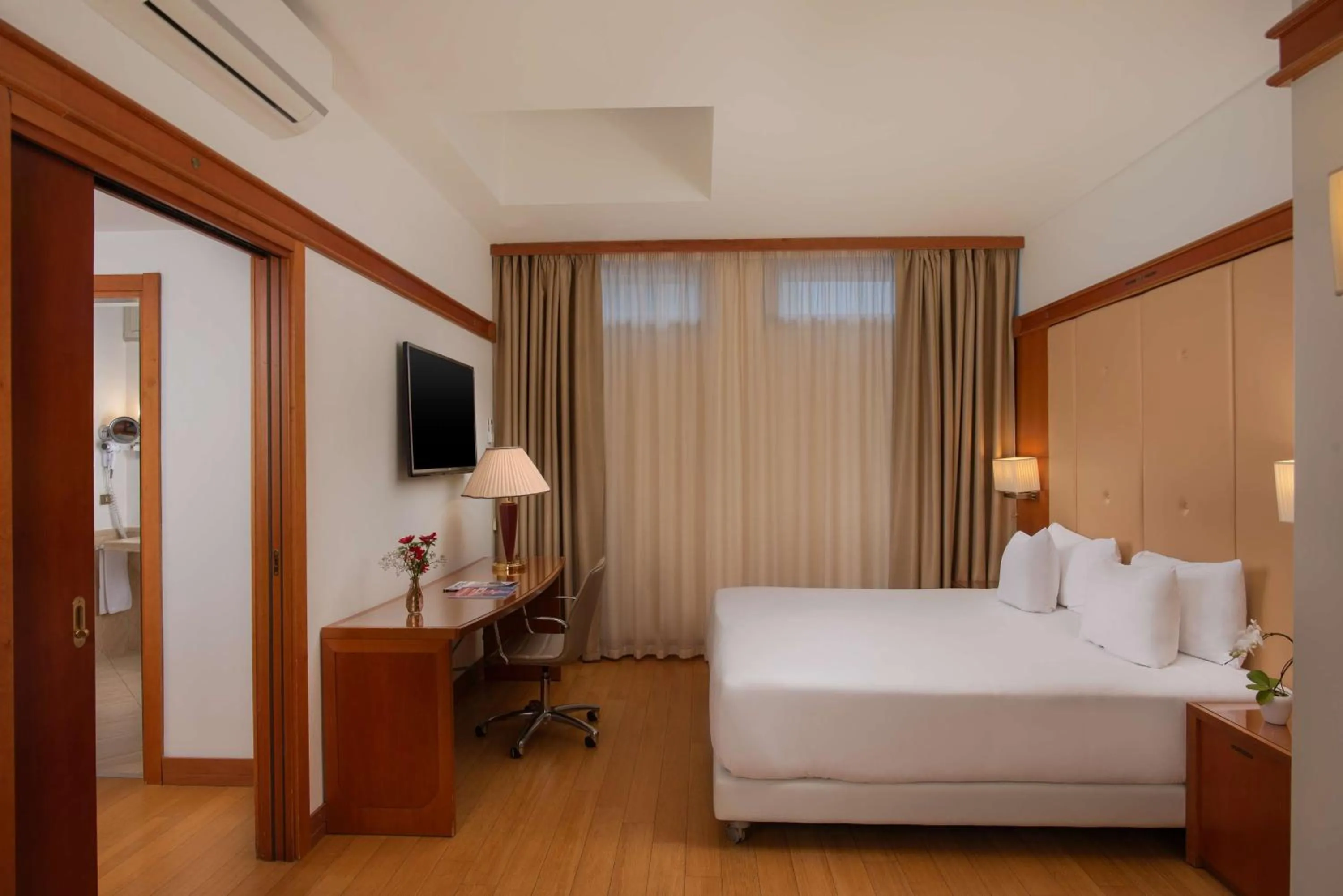 Photo of the whole room, Bed in NH Pisa