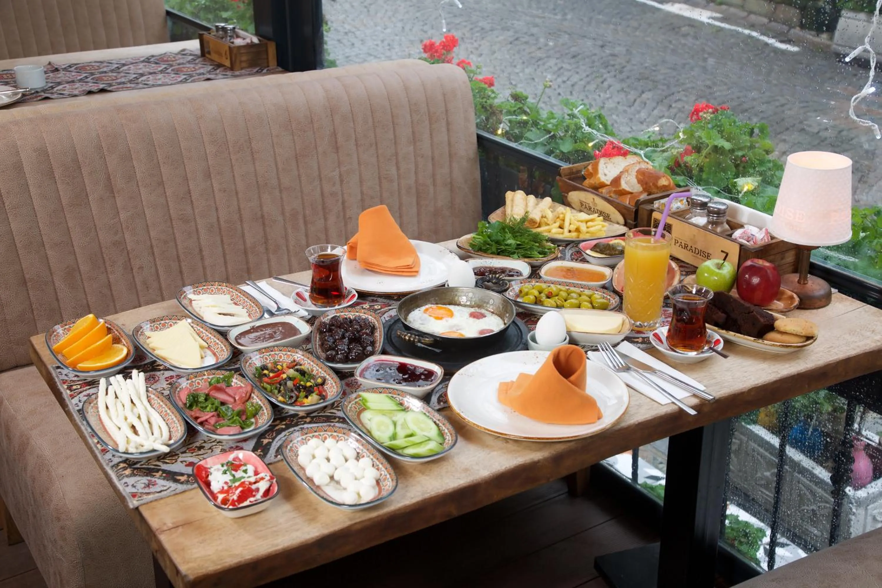 Restaurant/places to eat in La Vida Old City Hotel