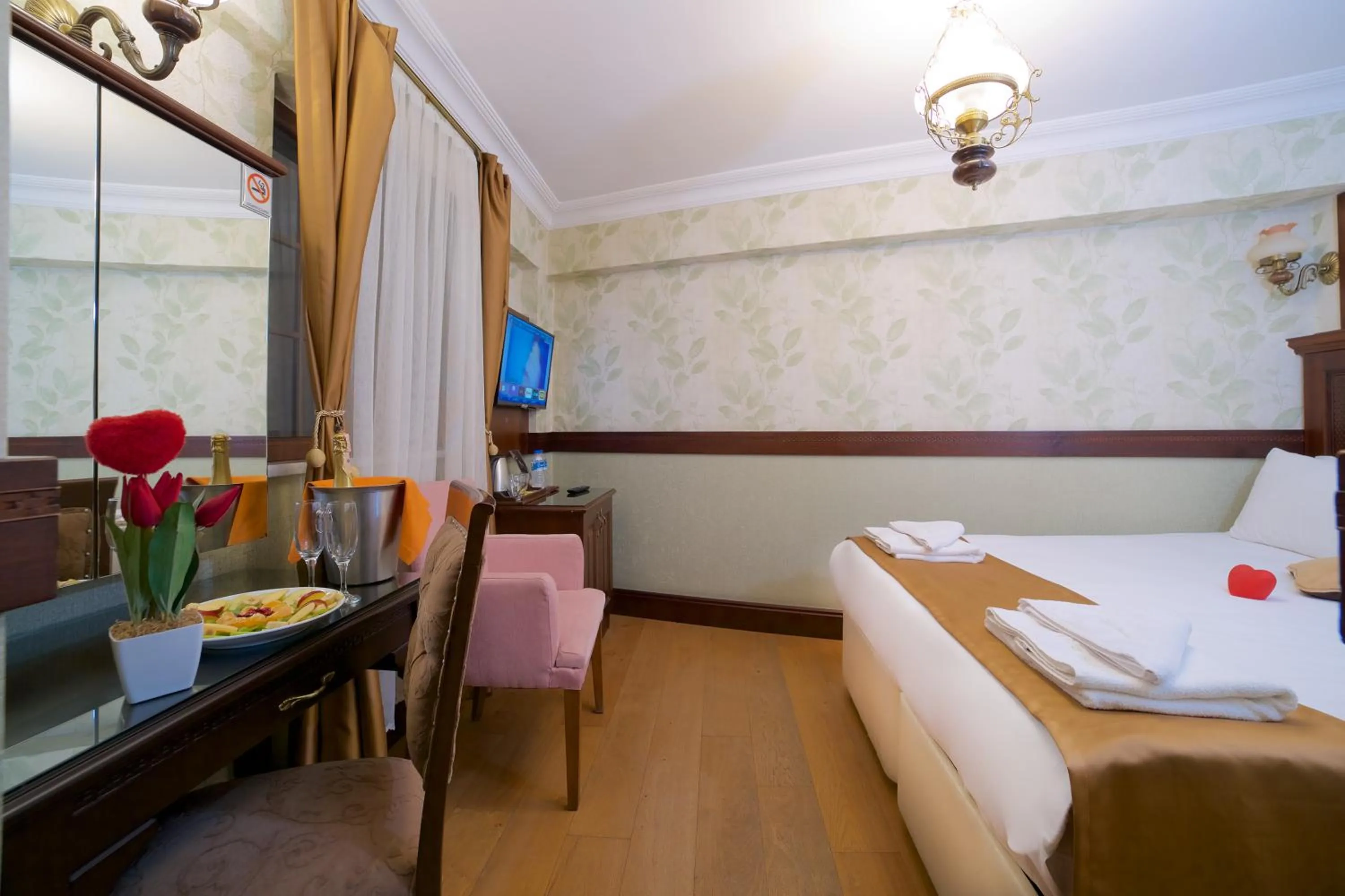 Bed in La Vida Old City Hotel