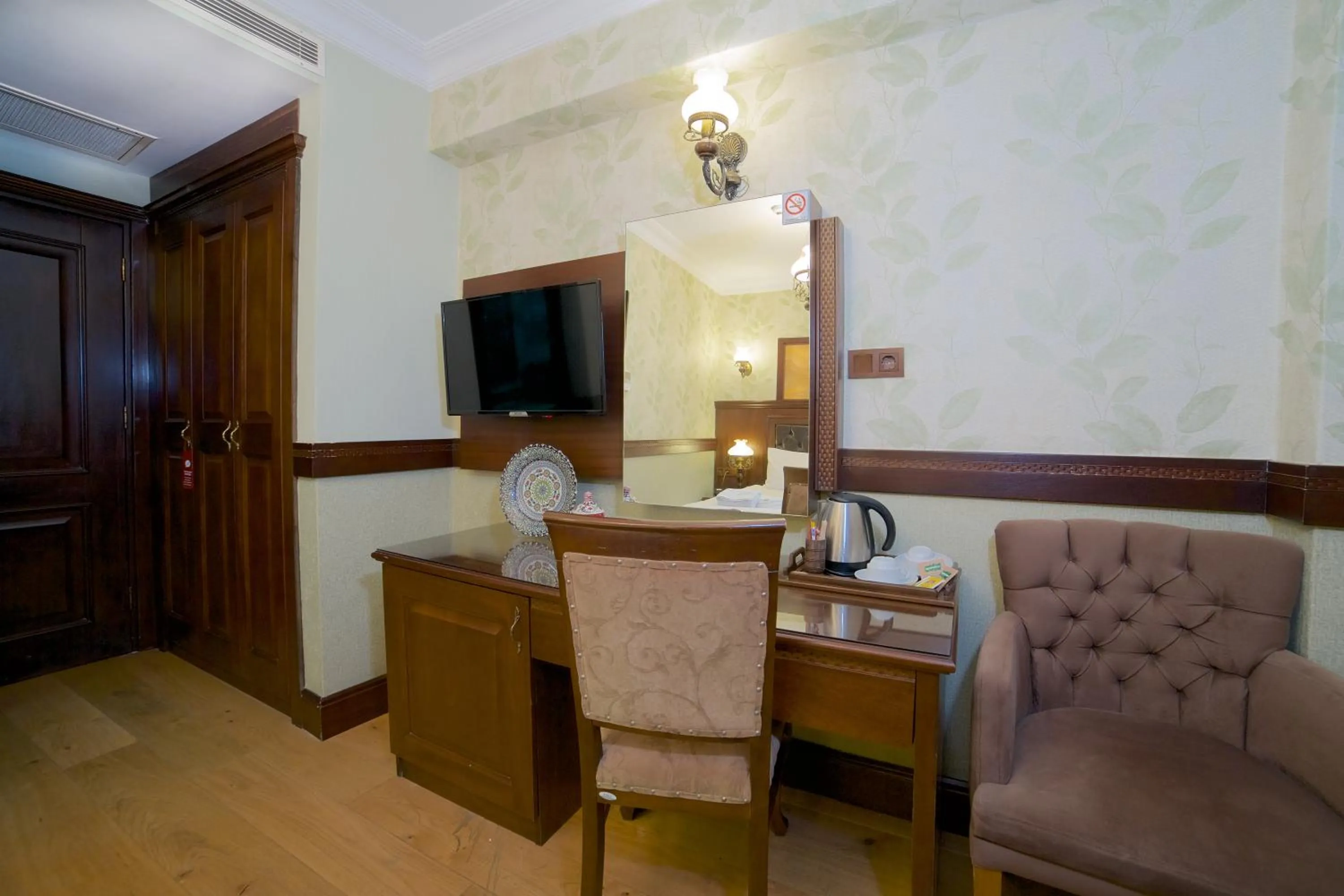 TV and multimedia in La Vida Old City Hotel