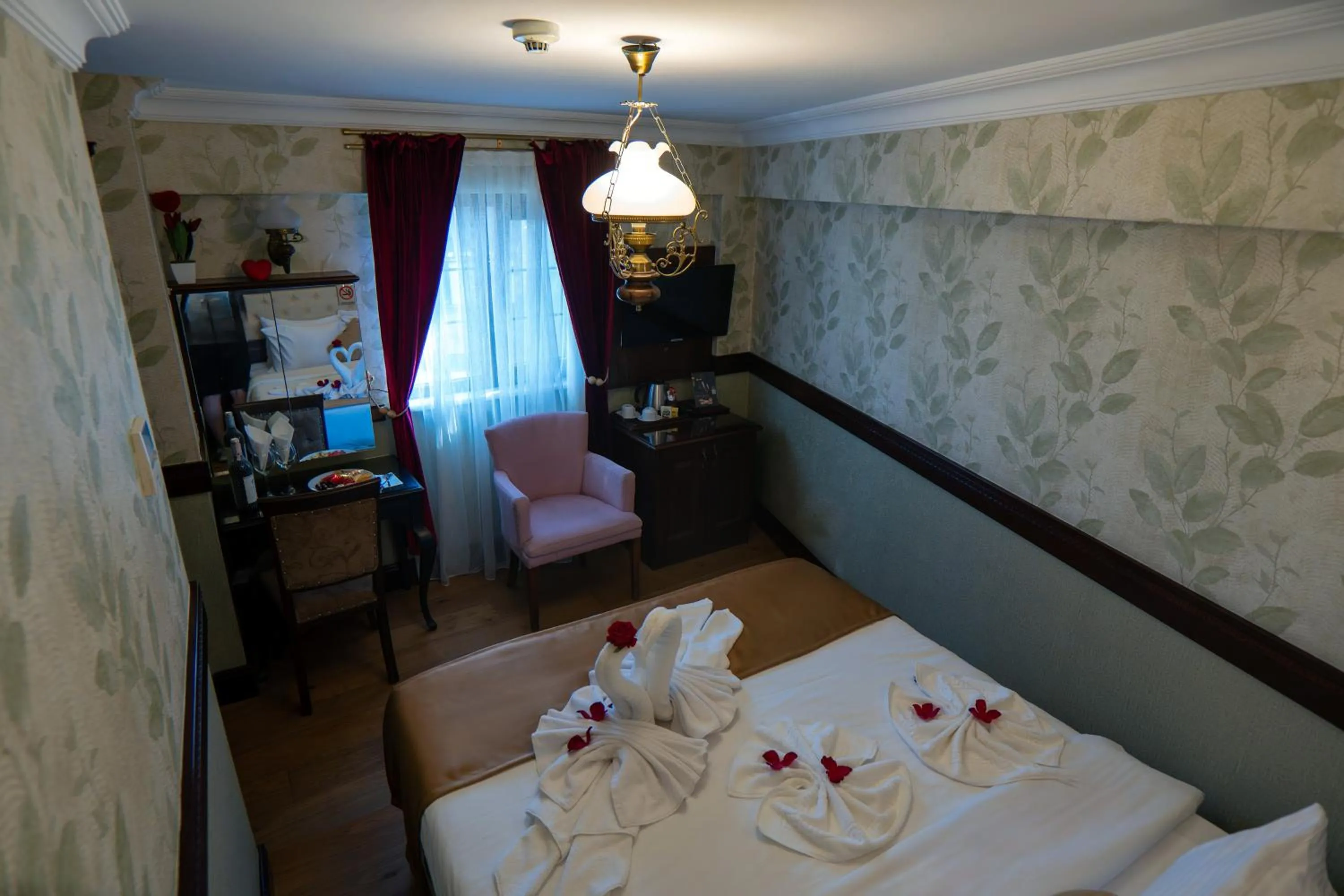 Bed in La Vida Old City Hotel