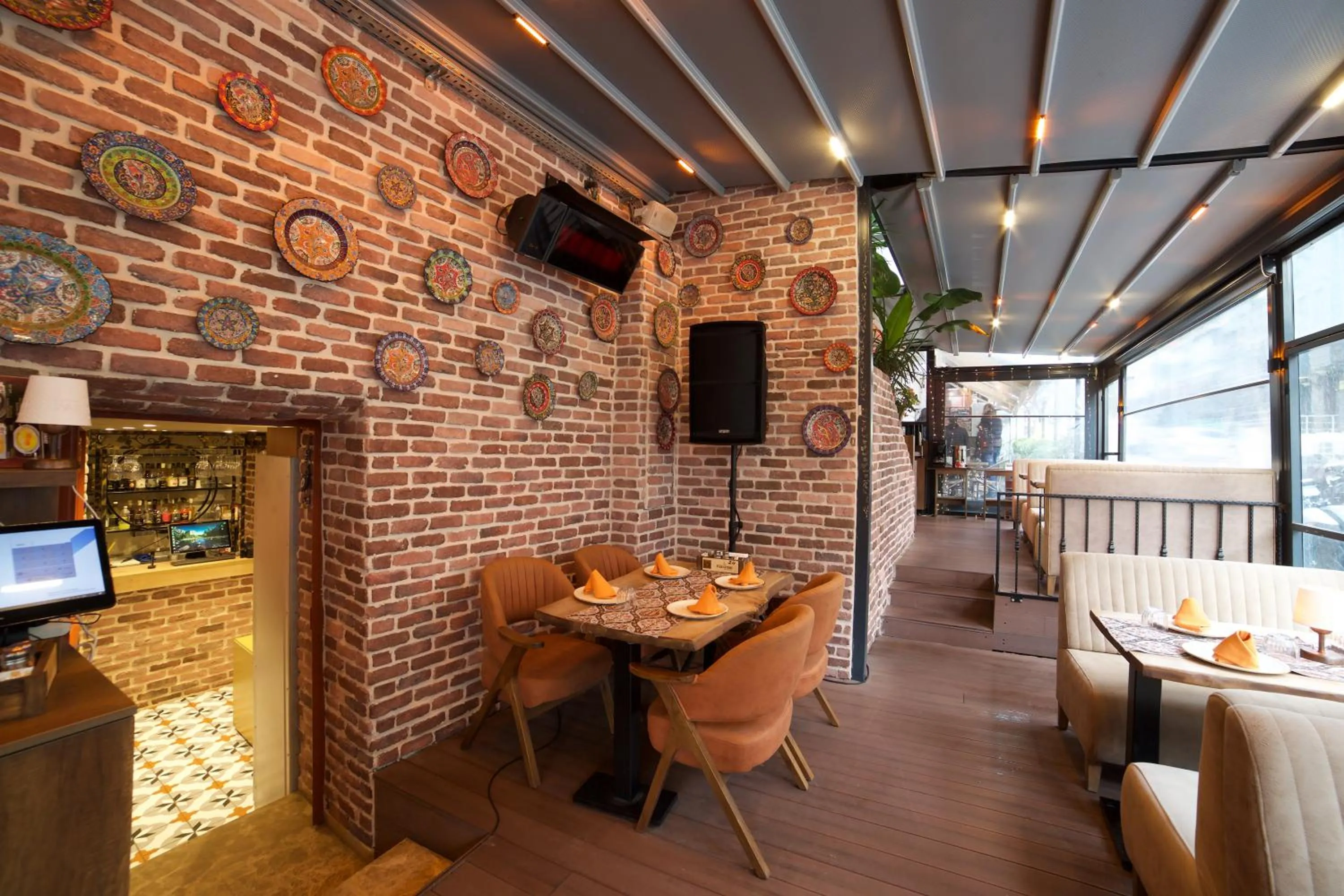 Restaurant/places to eat in La Vida Old City Hotel