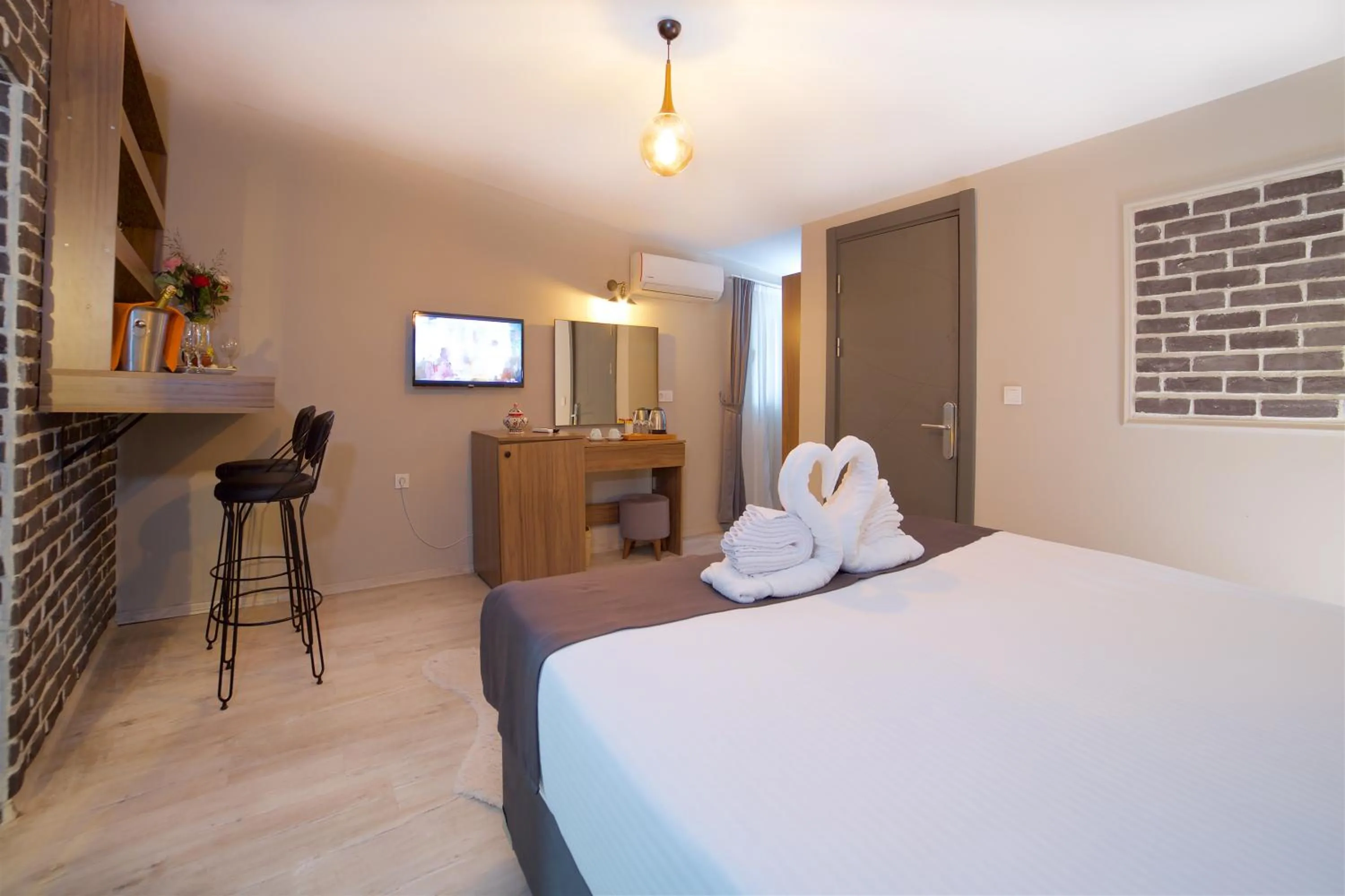 Bed in La Vida Old City Hotel