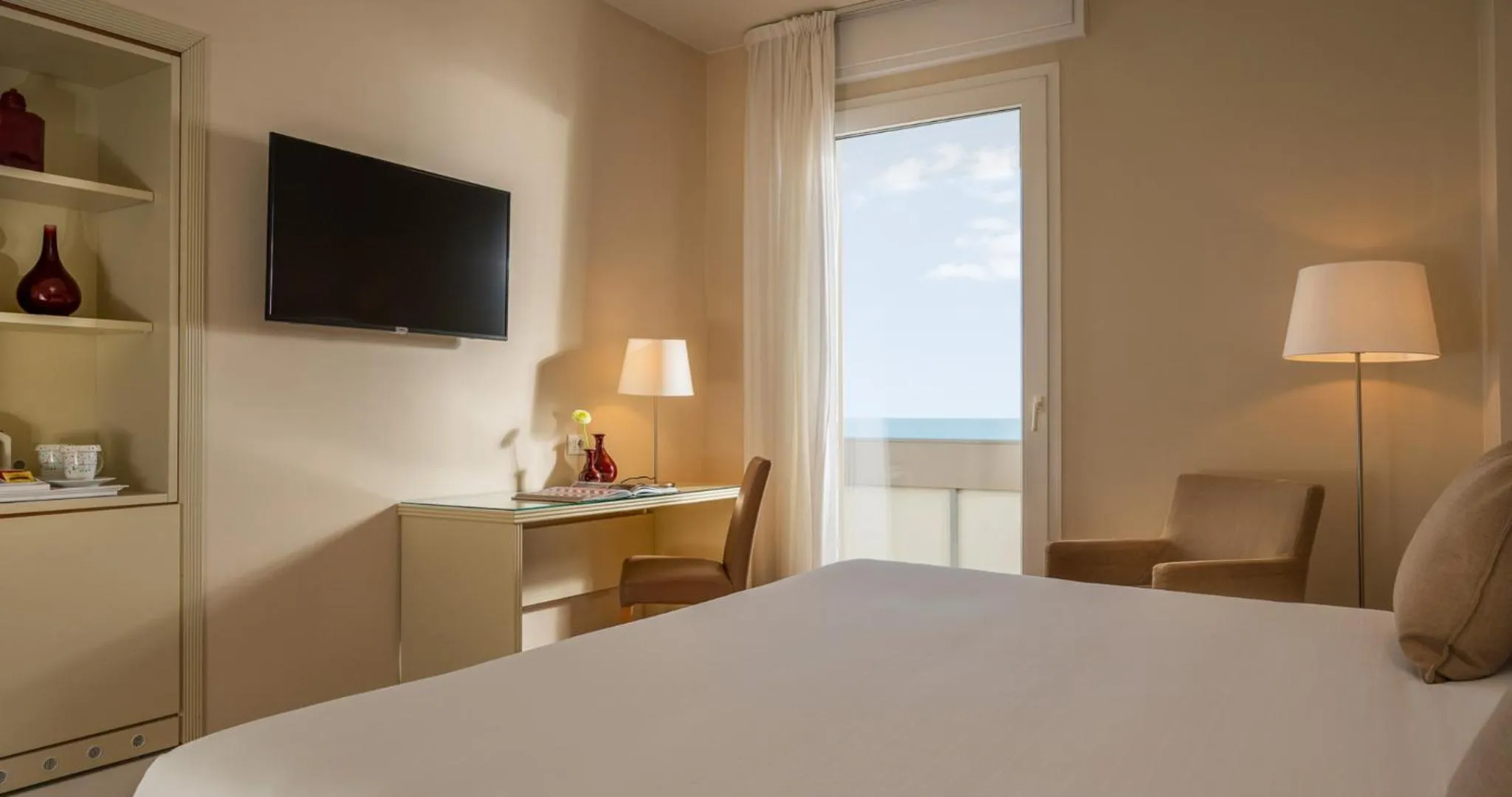 Bedroom, Bed in National Hotel