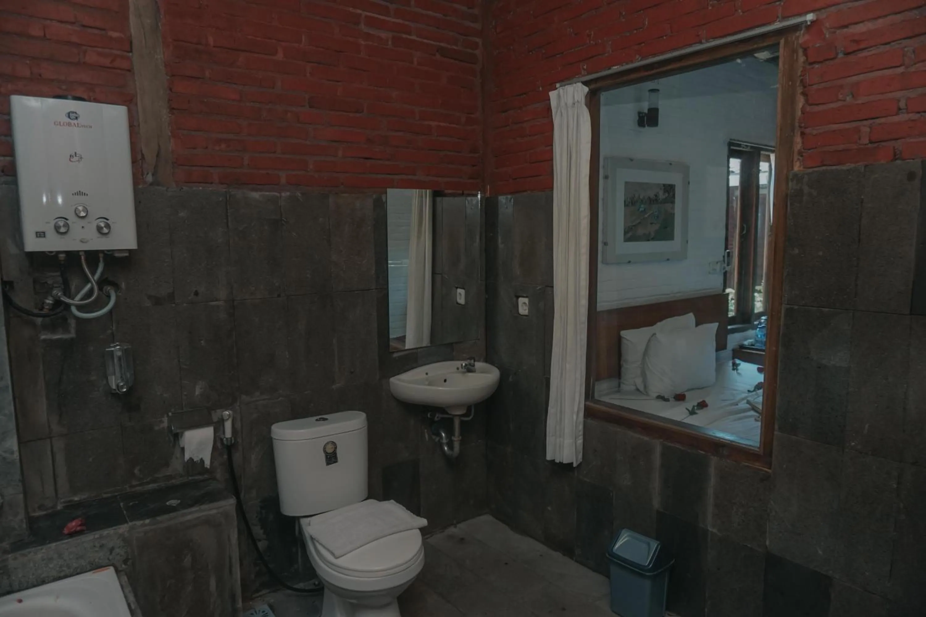 Toilet in Cempaka Borobudur Guest House