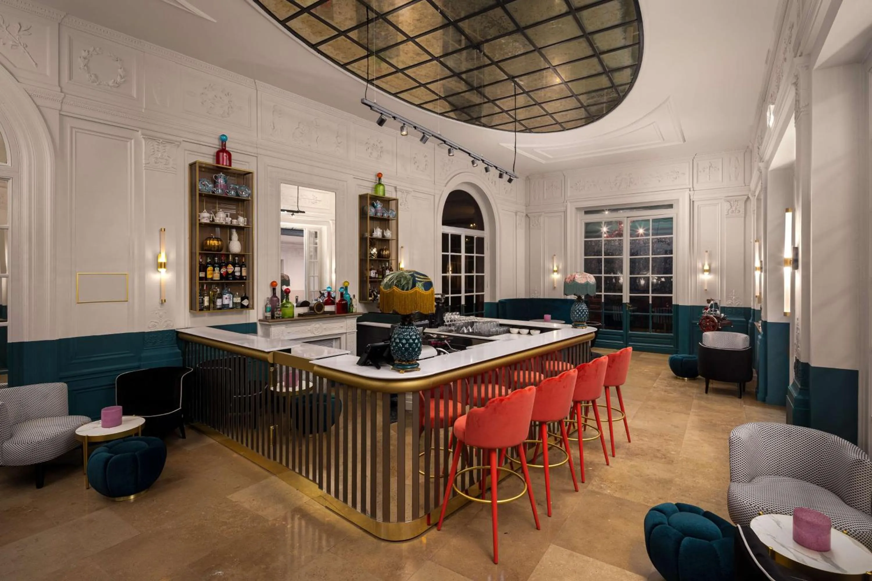 Lounge or bar in Anglo American Hotel Florence, Curio Collection By Hilton