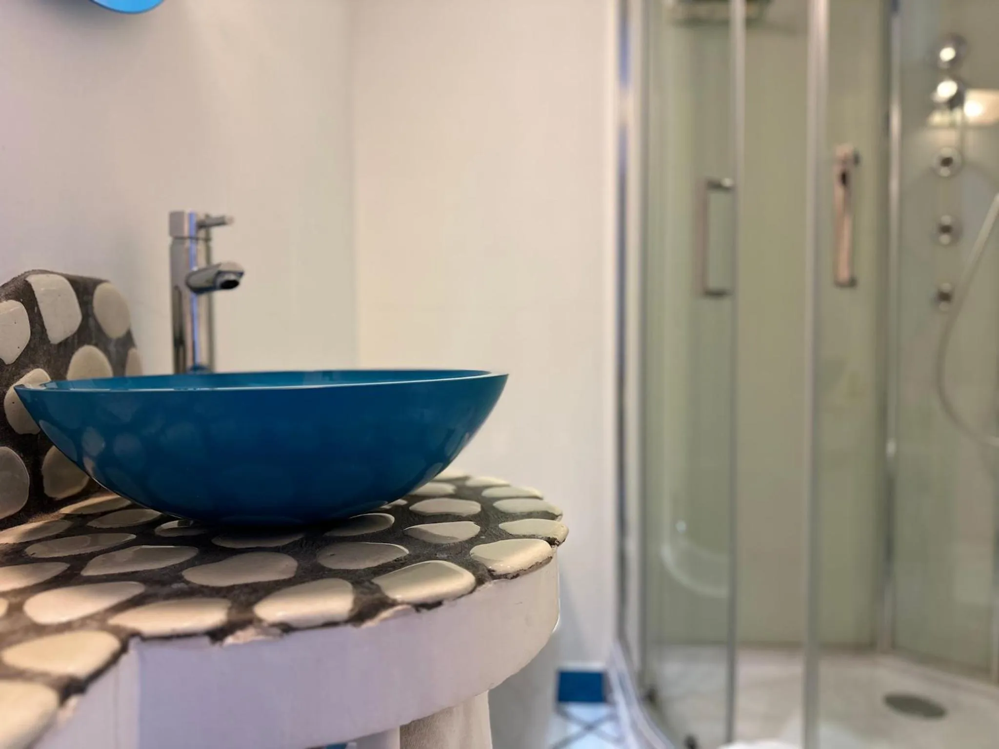 Shower in Hotel Holiday