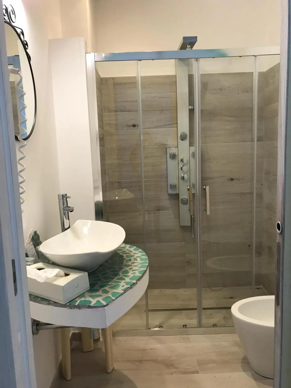 Shower in Hotel Holiday